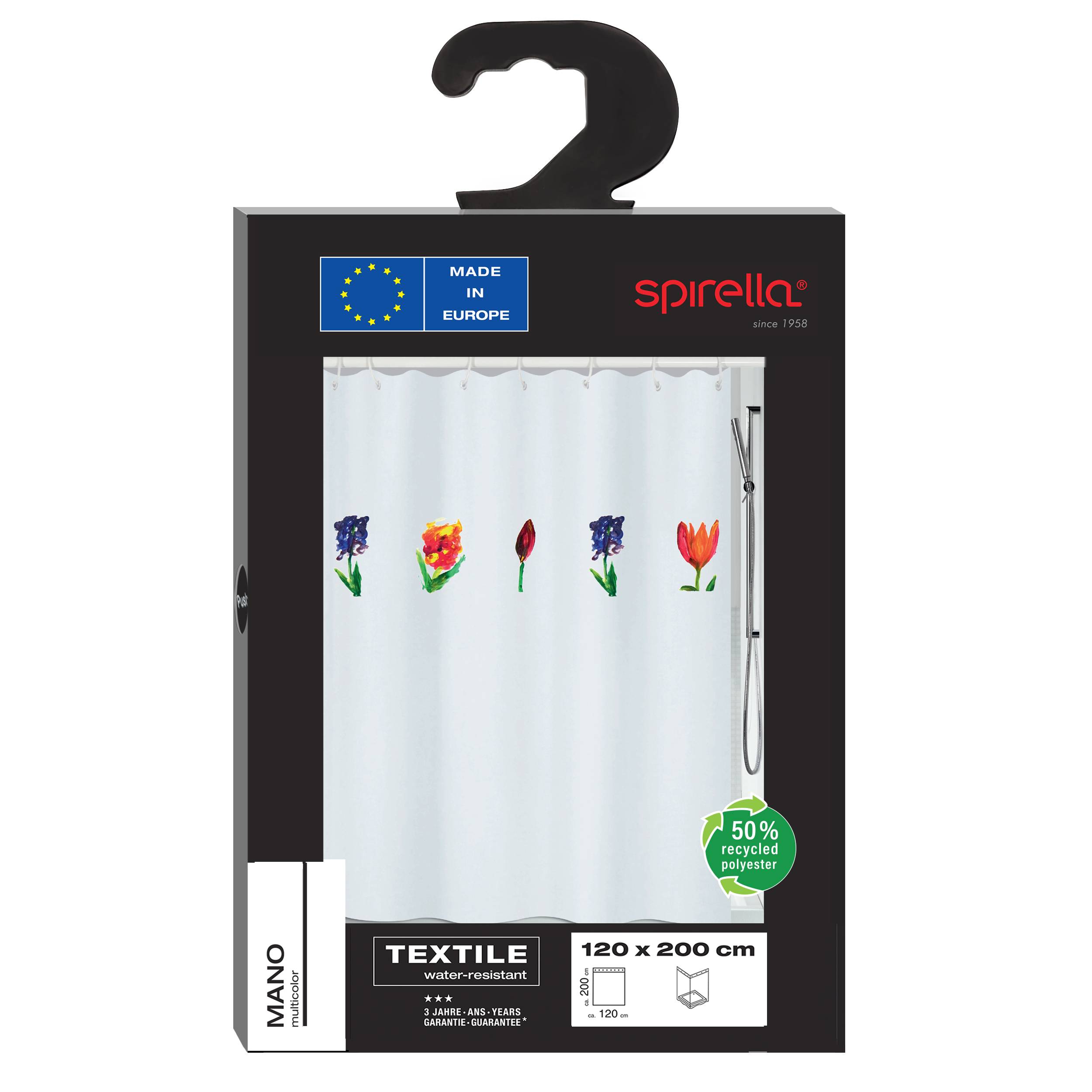 Paket eines weißen Duschvorhangs mit Blumenmuster, beschriftet mit „Spirella", „Made in Europe"", „50% recyceltes Polyester"" und „120 x 200 cm"".