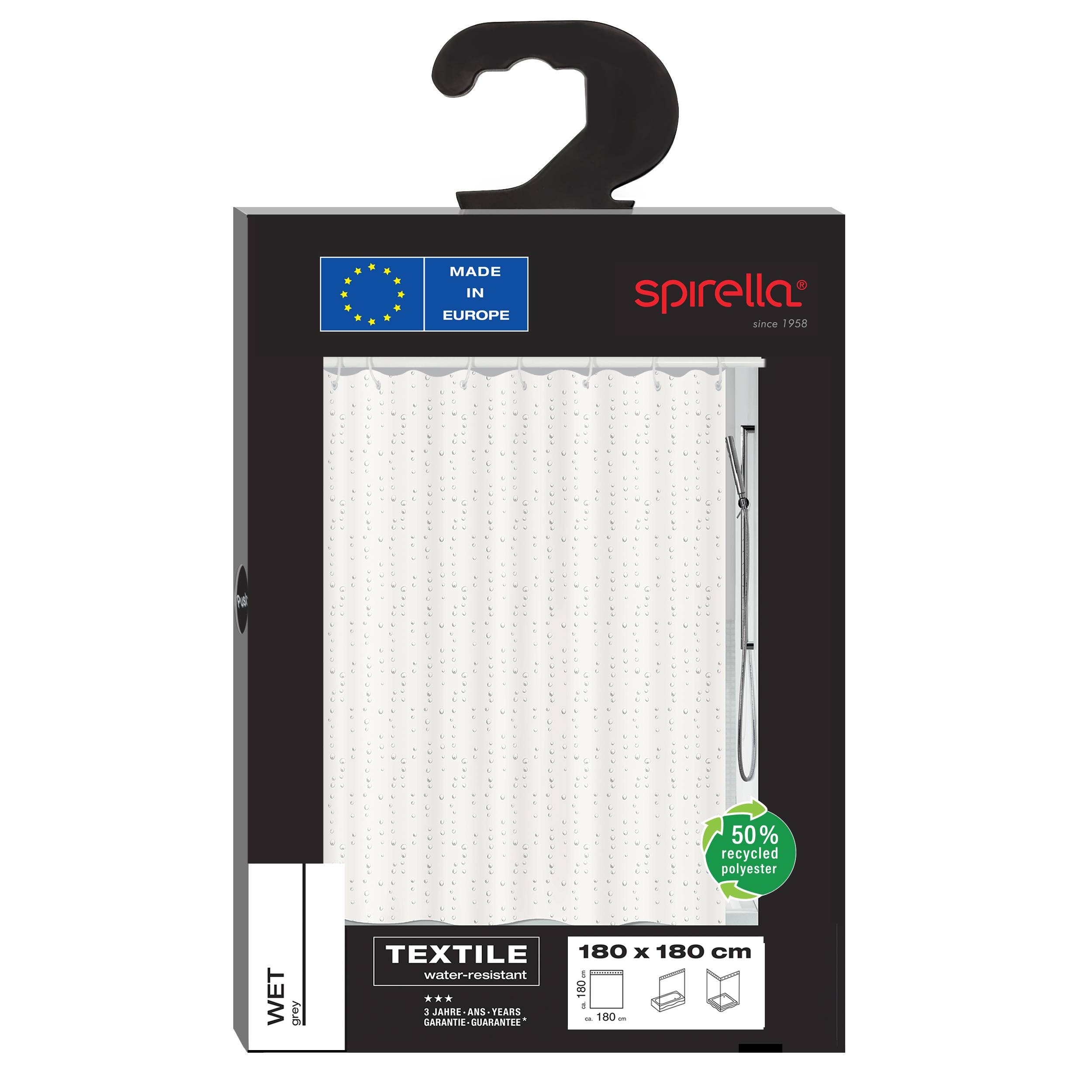 Verpackter weißer Duschvorhang von Spirella, mit Textilkennzeichnung und Abmessungen von 180 x 180 cm, mit Badges „Made in Europe" und „50% recycelter Polyester"".