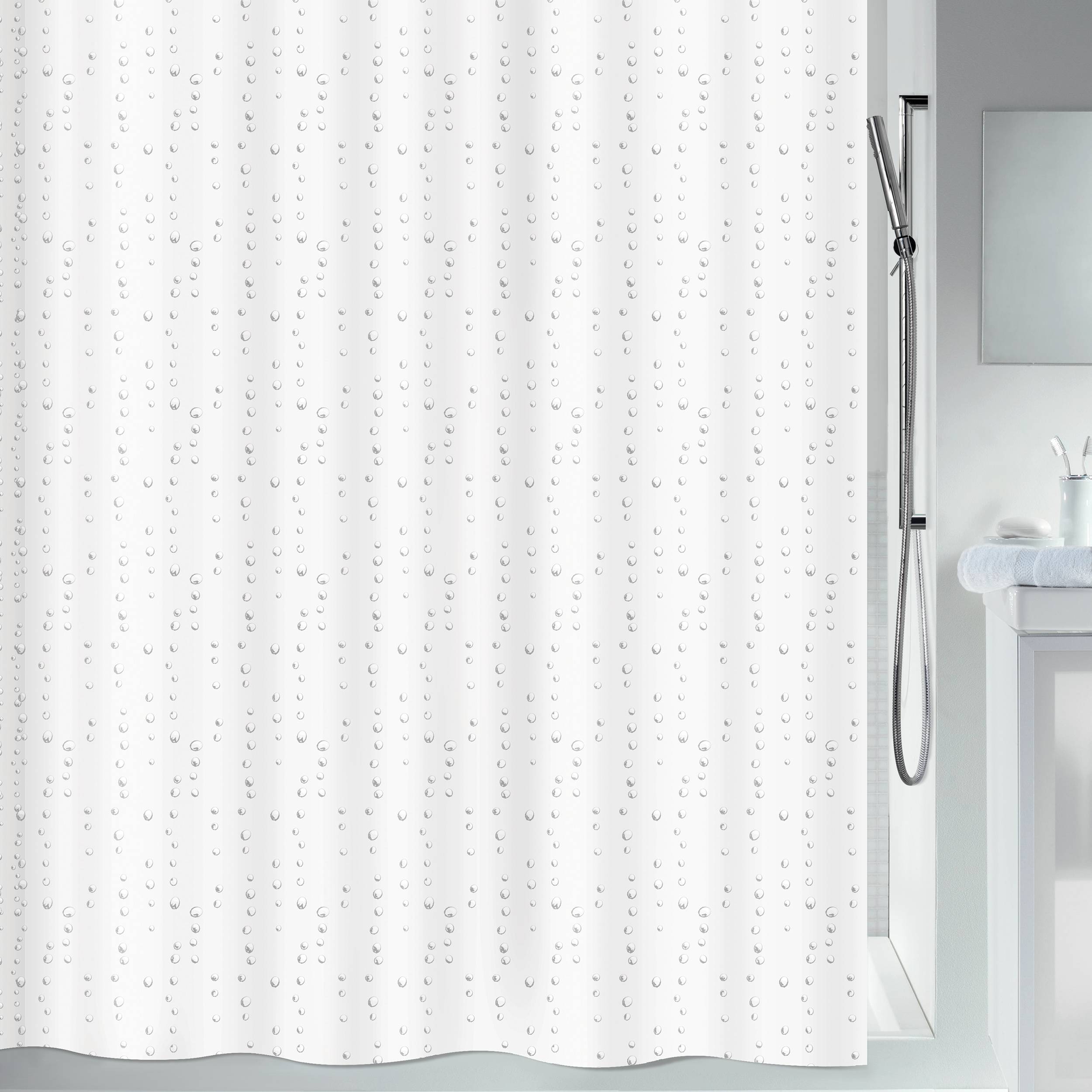 Weißer Duschvorhang mit einem subtilen Regentropfenmuster in einem modernen Badezimmer, teilweise neben einer Glasdusche und einem Waschbecken sichtbar.