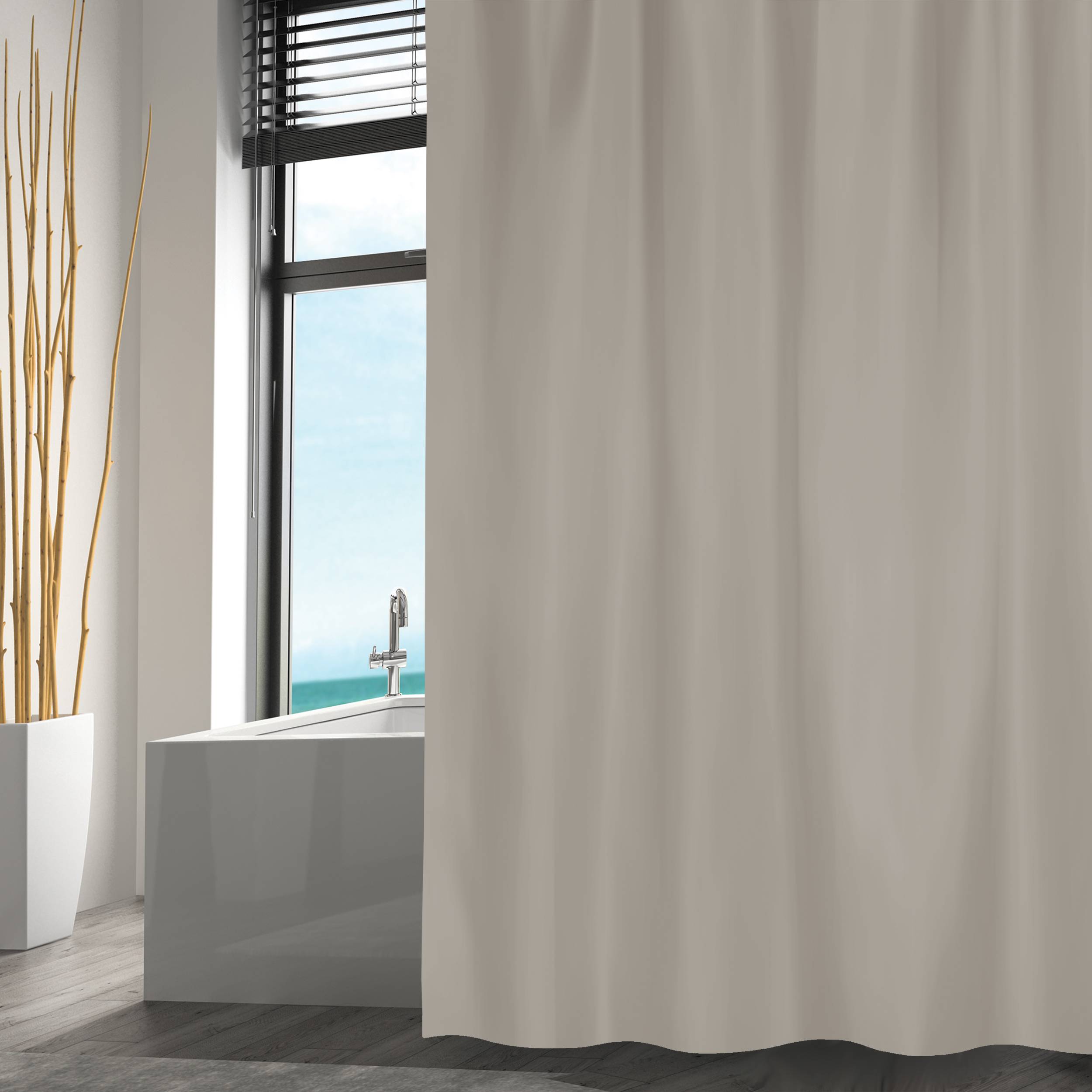 Modernes Badezimmer mit einer freistehenden Badewanne neben einem Fenster, teilweise verborgen durch einen geschlossenen beigen Duschvorhang; weiße Vase mit hohen Schilfrohen auf der linken Seite.