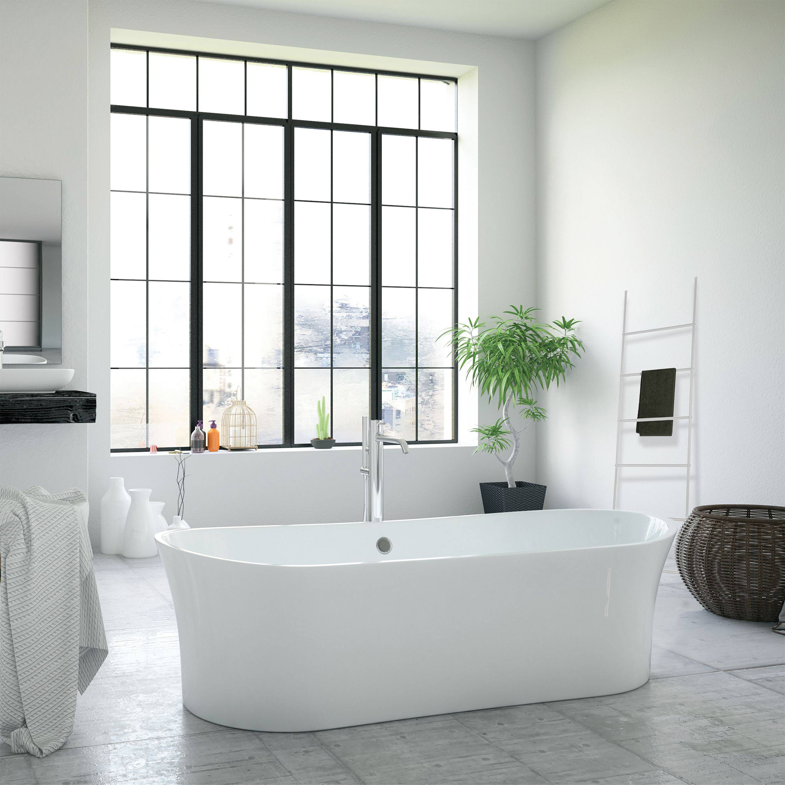 Helles modernes Badezimmer mit einer freistehenden weißen Badewanne vor einem großen Fenster mit schwarzem Rahmen, einer Topfpflanze, einer Handtuchleiter und einem Weidenkorb.