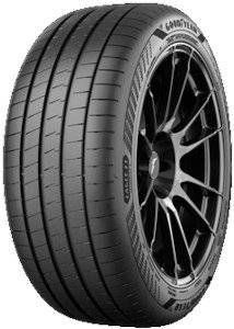 Schwarzer Goodyear-Leistungsreifen auf einer schwarzen Leichtmetallfelge, in einer Dreiviertelperspektive auf weißem Hintergrund dargestellt.