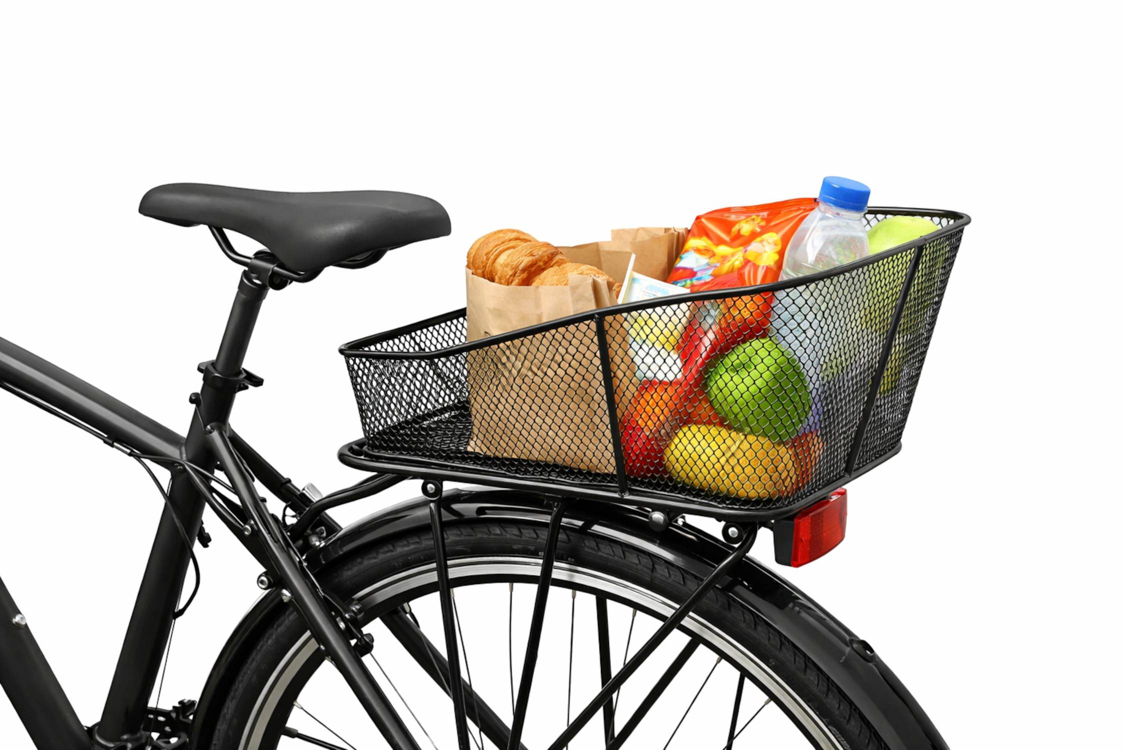 Hinterer Fahrradkorb gefüllt mit Lebensmitteln, darunter Brot, Obst, Snacks und eine Wasserflasche.
