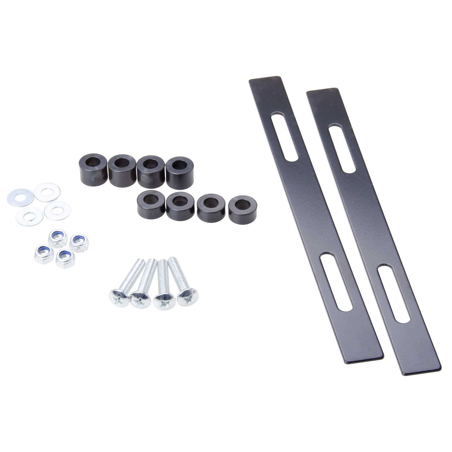 Hardware-Montageset mit zwei geschlitzten Metallhaltern, schwarzen Abstandhaltern, Unterlegscheiben, Muttern und Bolzen auf weißem Hintergrund.