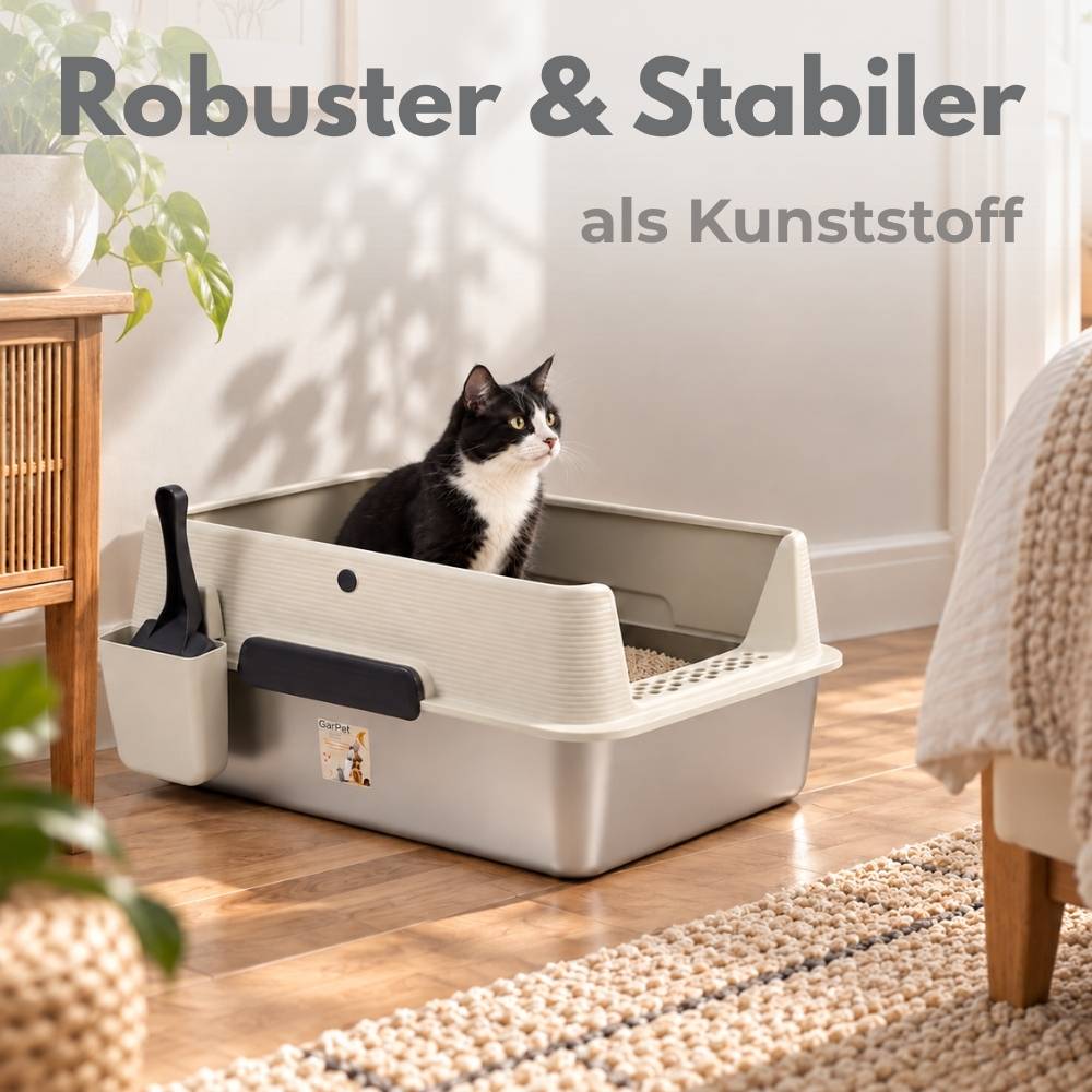 Schwarz-weiße Katze in einer beigen Kunststofftoilette im Innenbereich, mit Text, der lautet „Robuster & Stabiler als Kunststoff".