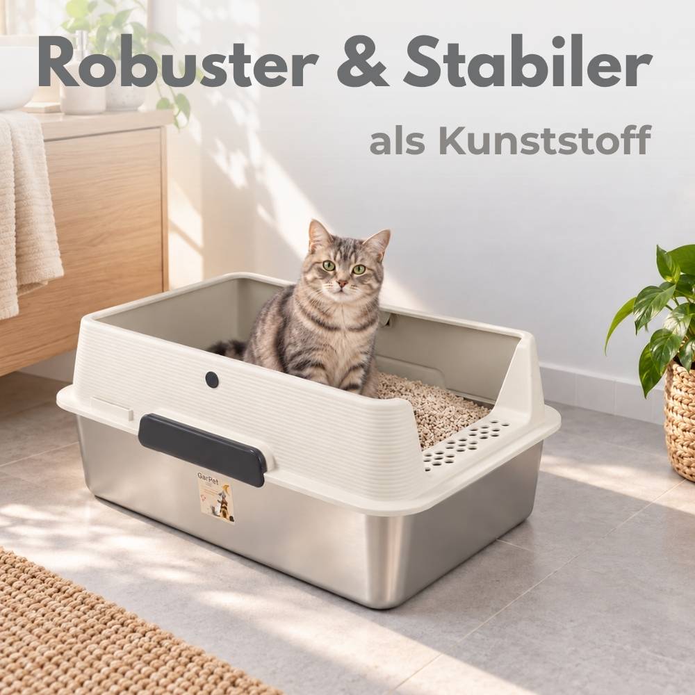 Katze sitzt in einer großen Kunststofftoilette in einem hellen Raum, mit deutschem Text „Robuster & Stabiler als Kunststoff" oben.