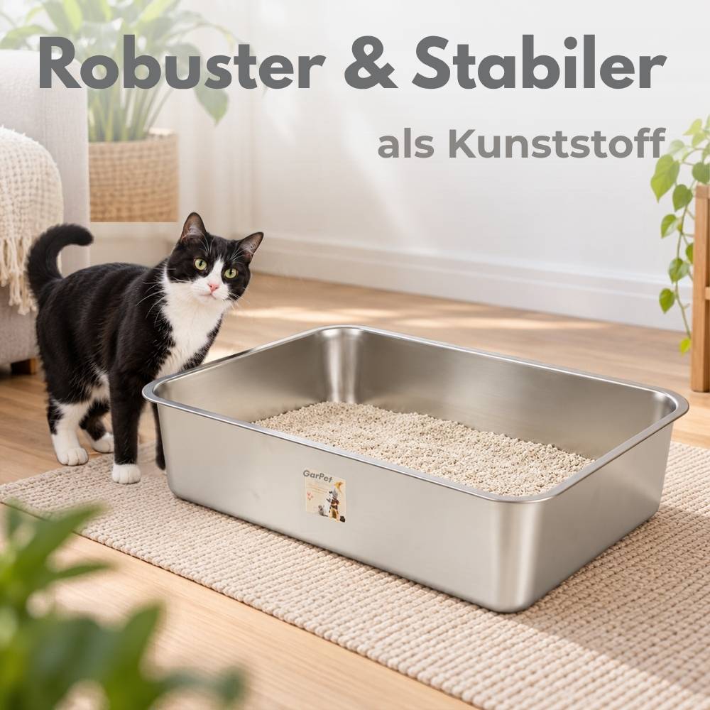 Schwarz-weiße Katze neben einer großen Edelstahl-Katzentoilette auf einem Teppich, mit deutschem Text „Robuster & Stabiler als Kunststoff", der ein robusteres Design als Kunststoff bewirbt.