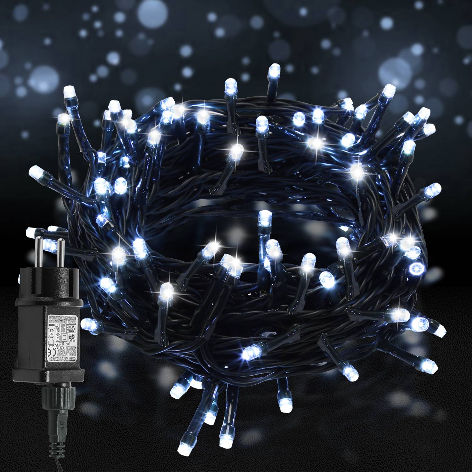 Aufgerollte Schnur mit leuchtenden blauweißen LED-Lichterketten mit schwarzem Stromadapter auf dunklem Hintergrund.