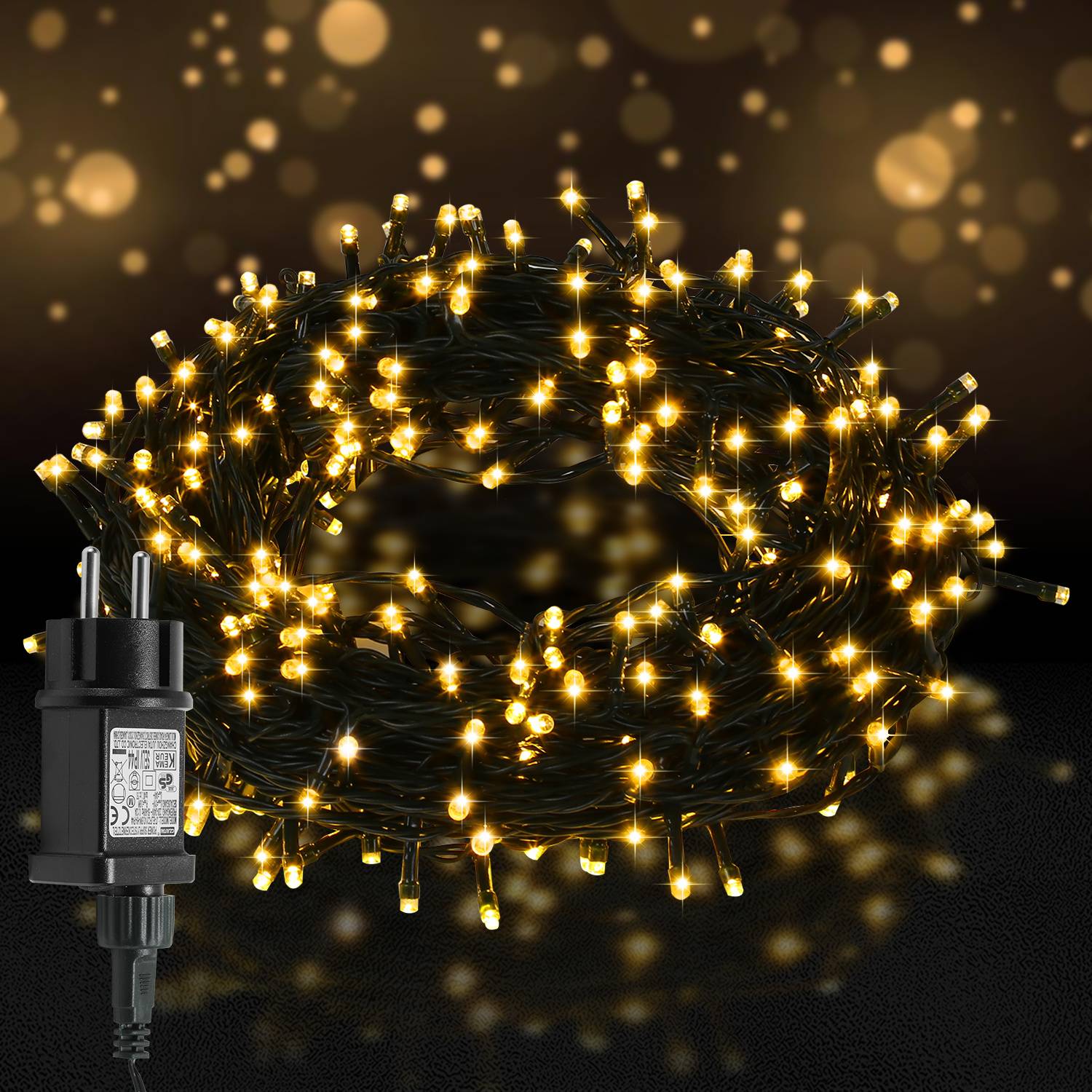 Aufgerollte Schnur mit warmweißen LED-Feenlichtern mit schwarzem Stromadapter auf dunklem Hintergrund.