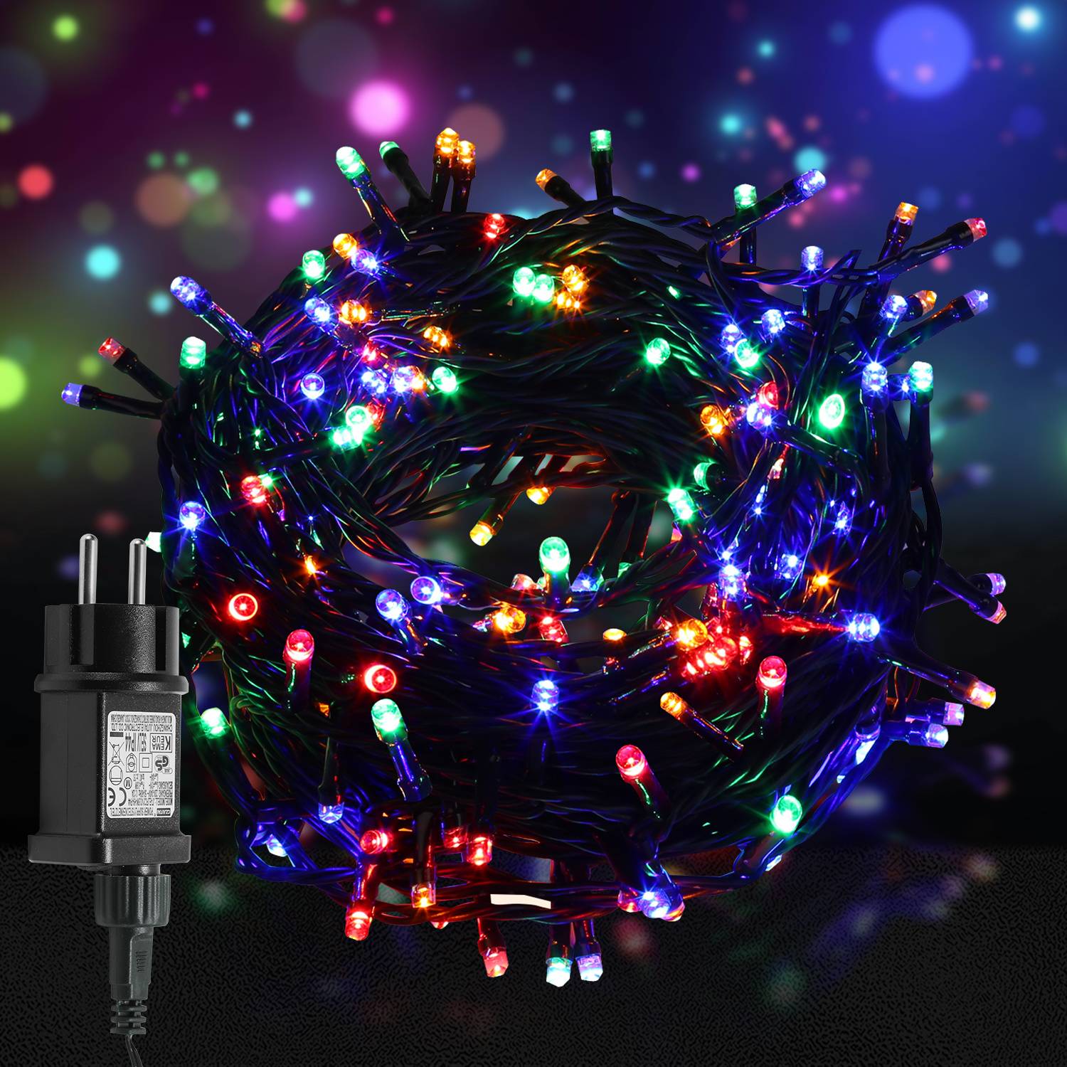 Aufgewickelte mehrfarbige LED-Lichterketten mit Netzteil, glühend vor dunklem Hintergrund dargestellt.