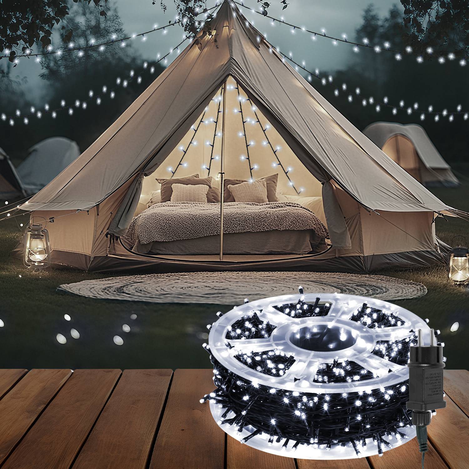 Leuchtender Zeltplatz mit Lichterketten und gemütlichem Bett, sowie eine Spule mit weißen LED-Feenlichterketten auf einer Holzterrasse im Vordergrund.