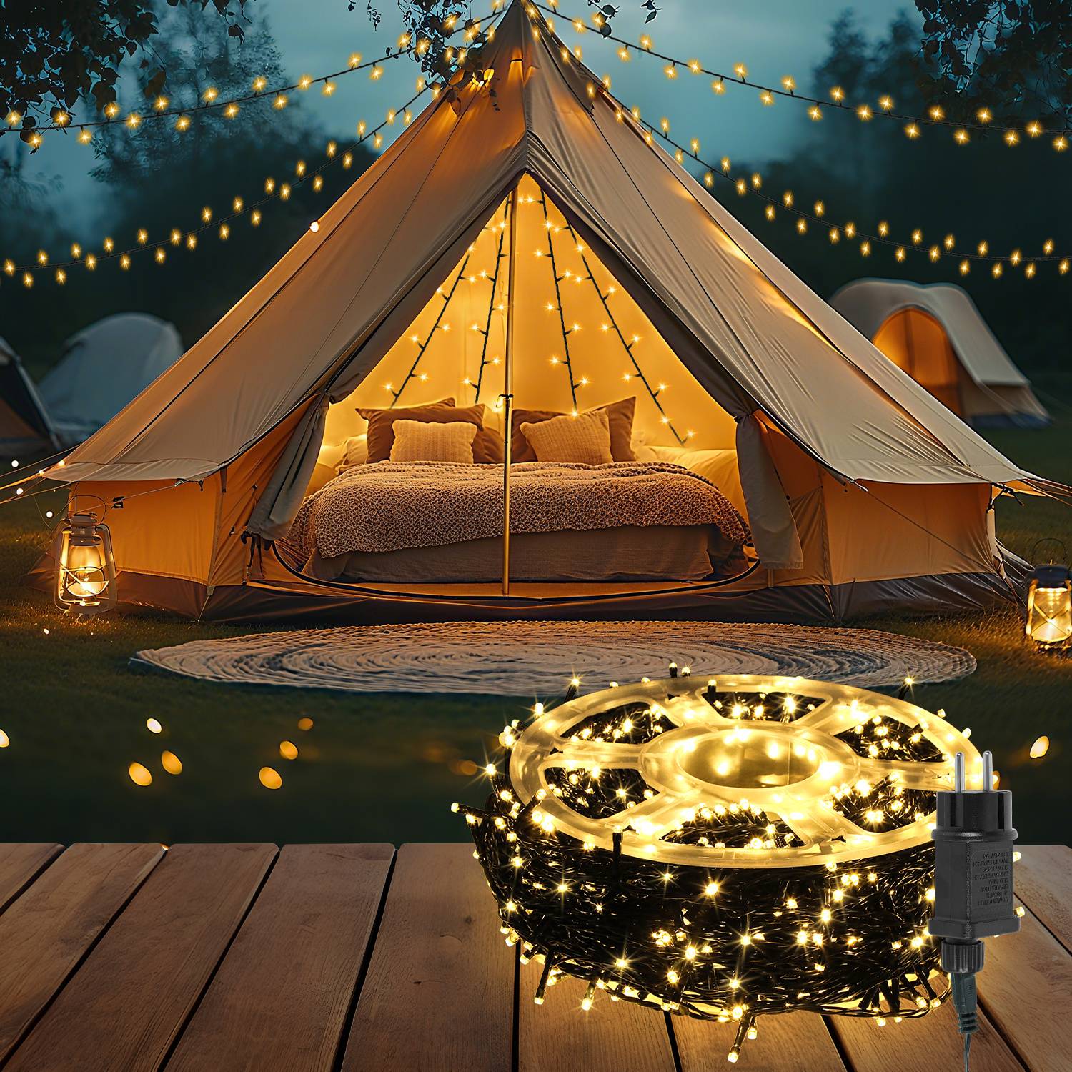 Glamping-Zelt nachts mit Lichterketten, einem Bett im Inneren und Laternen; im Vordergrund ist ein aufgerolltes LED-Außenlichtband mit Stecker zu sehen.