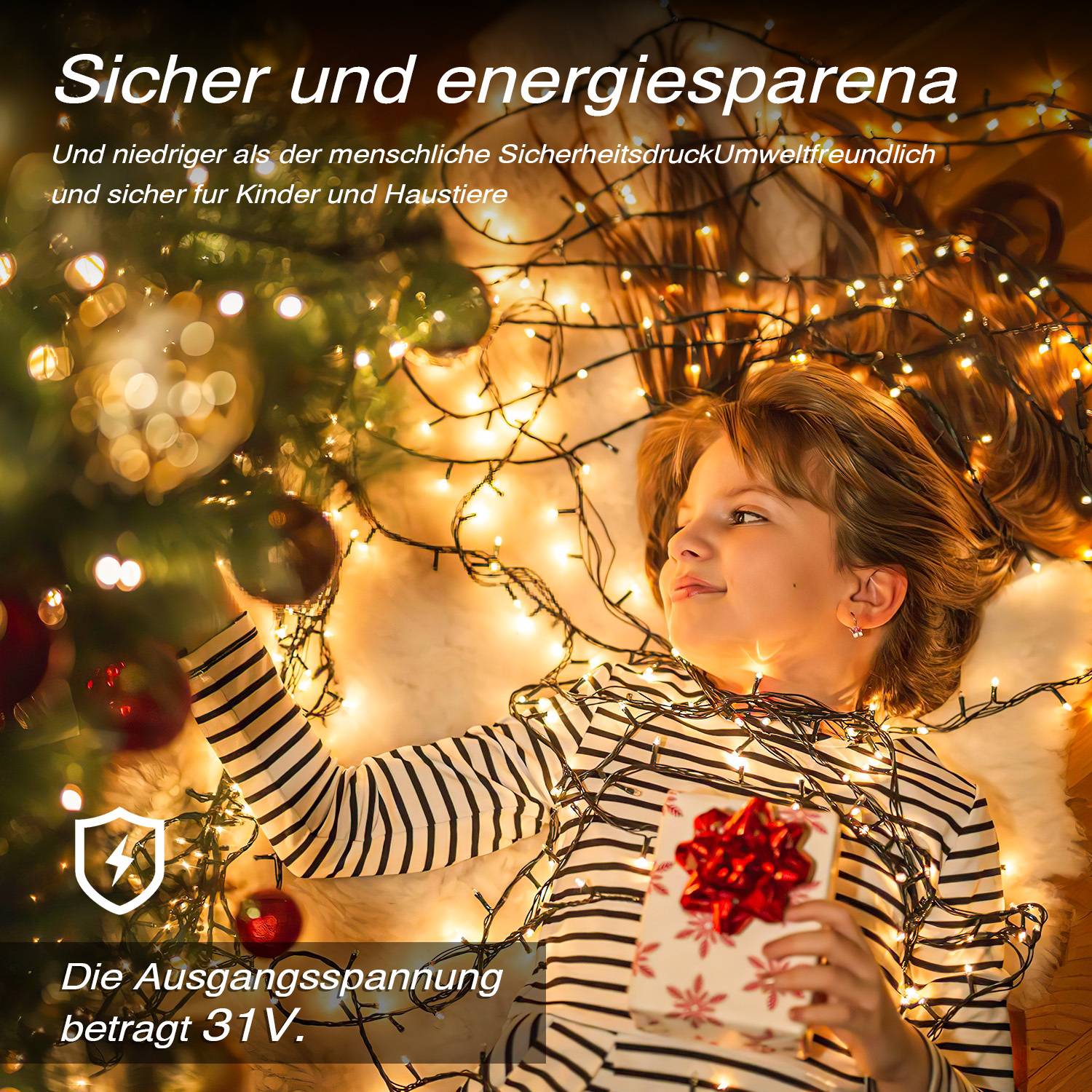Kind liegt zwischen warmen Lichterketten und hält ein Geschenk, mit deutschem Text, der sichere, energiesparende Weihnachtslichterketten mit niedriger Spannung ('31V') bewirbt.