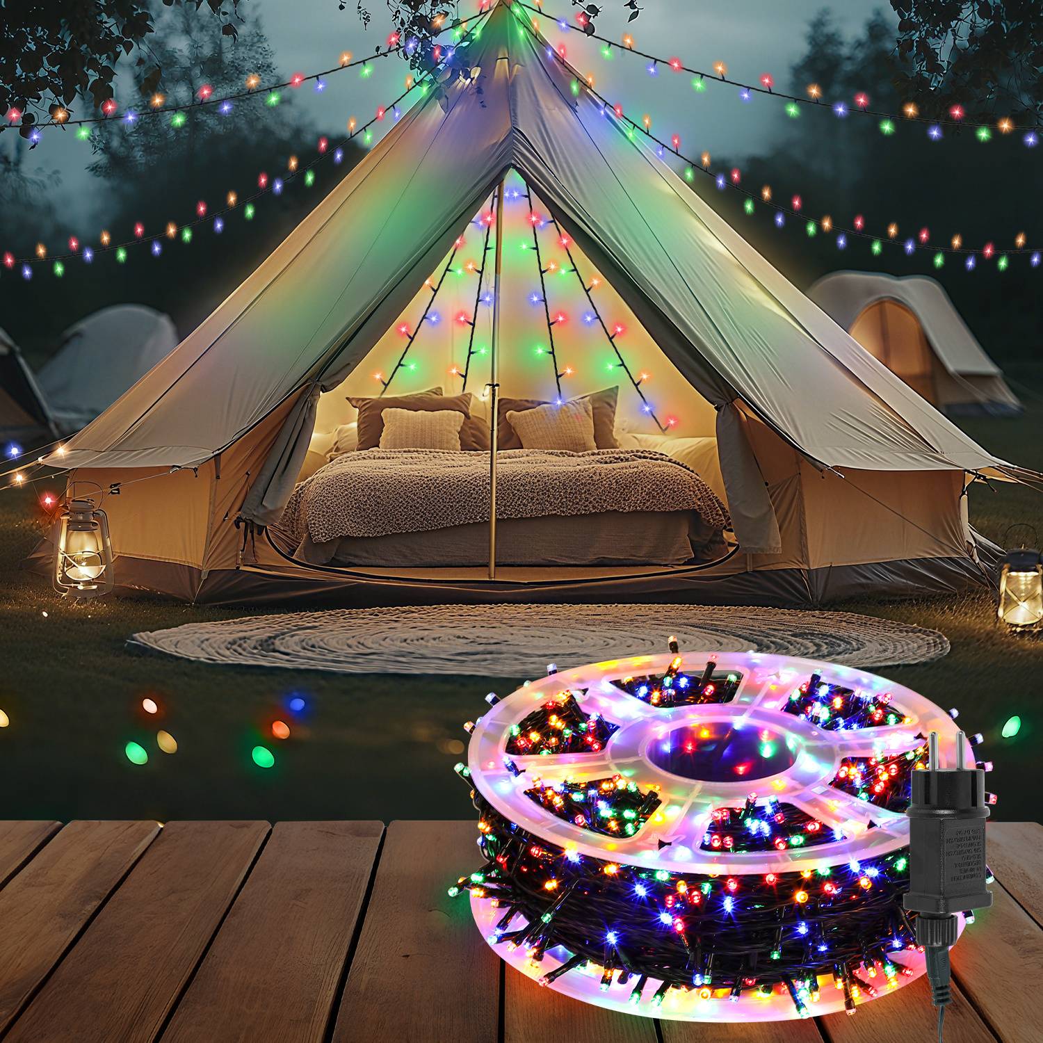 Beleuchtetes Campingzelt mit Bett und Lichterketten, gezeigt mit einer Spule bunter LED-Feenlichter im Vordergrund und anderen Zelten im Hintergrund.