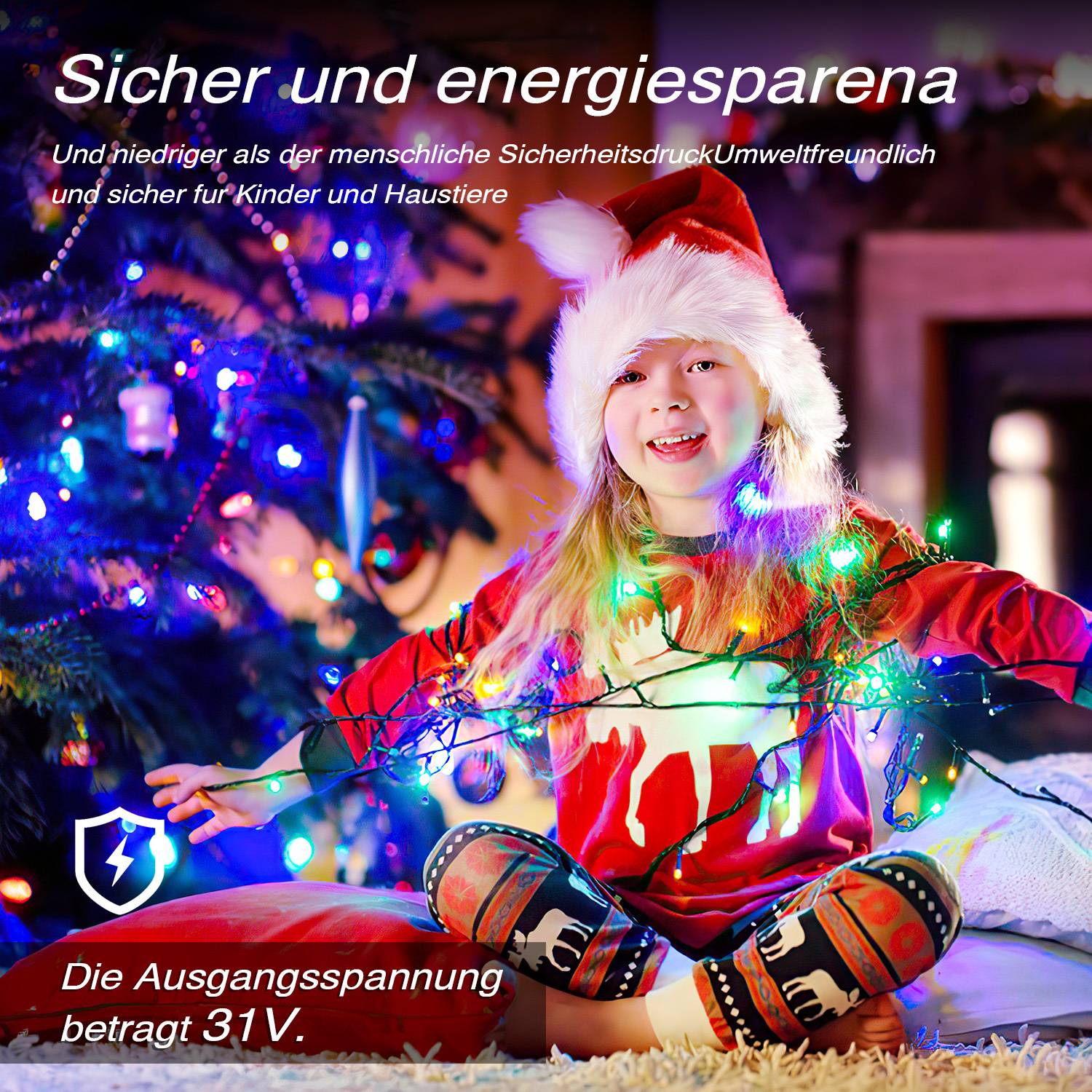 Kind im Weihnachtsmannkostüm mit Lächeln, umwickelt mit bunten Lichterketten neben einem Weihnachtsbaum, mit deutschem Text, der sichere, energiesparende 31V-Lichter bewirbt.