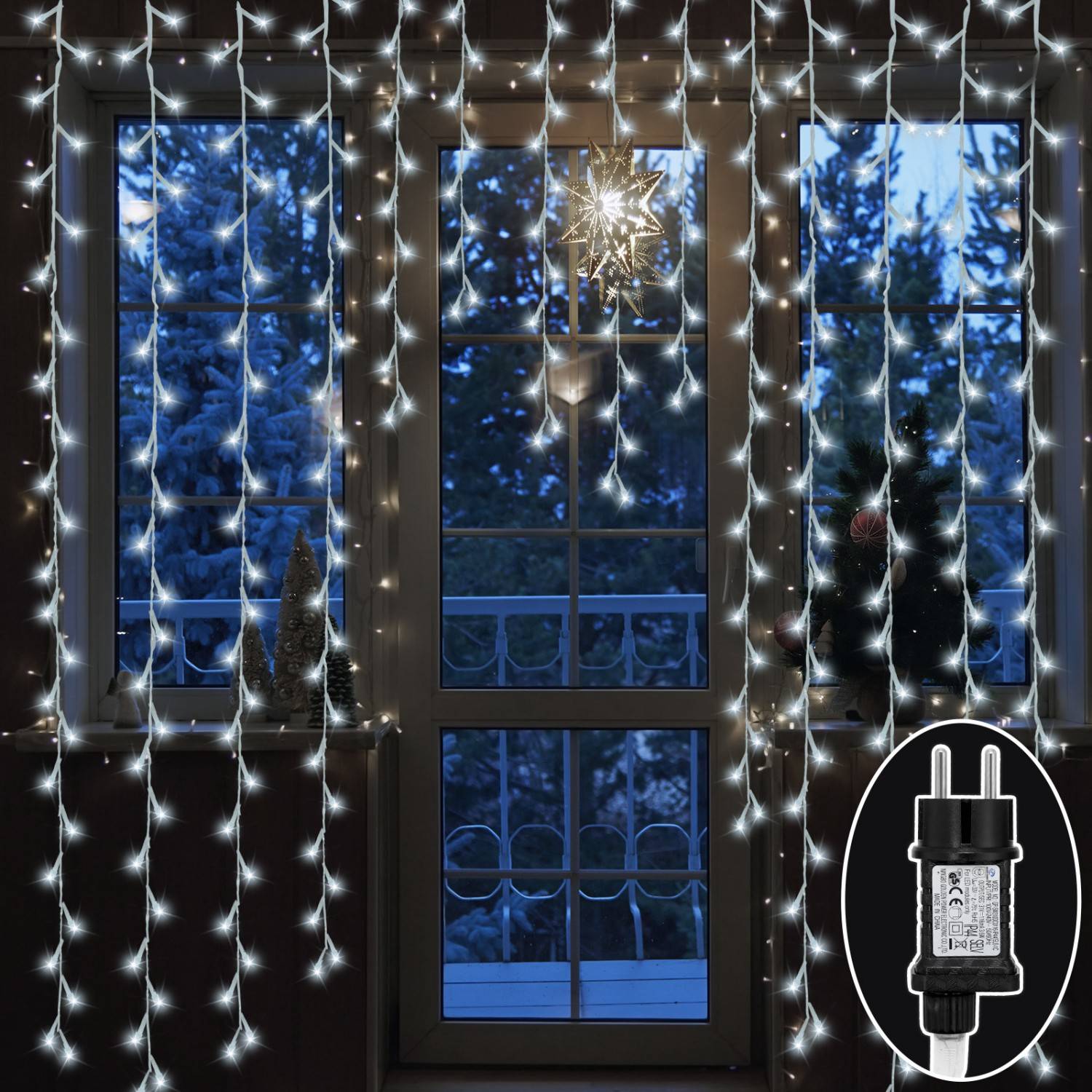 Fenster dekoriert mit hängenden weißen Eiszapfen-Lichterketten und einem leuchtenden Sternenornament, gezeigt mit einem Stecker-Adapter-Einsatz.