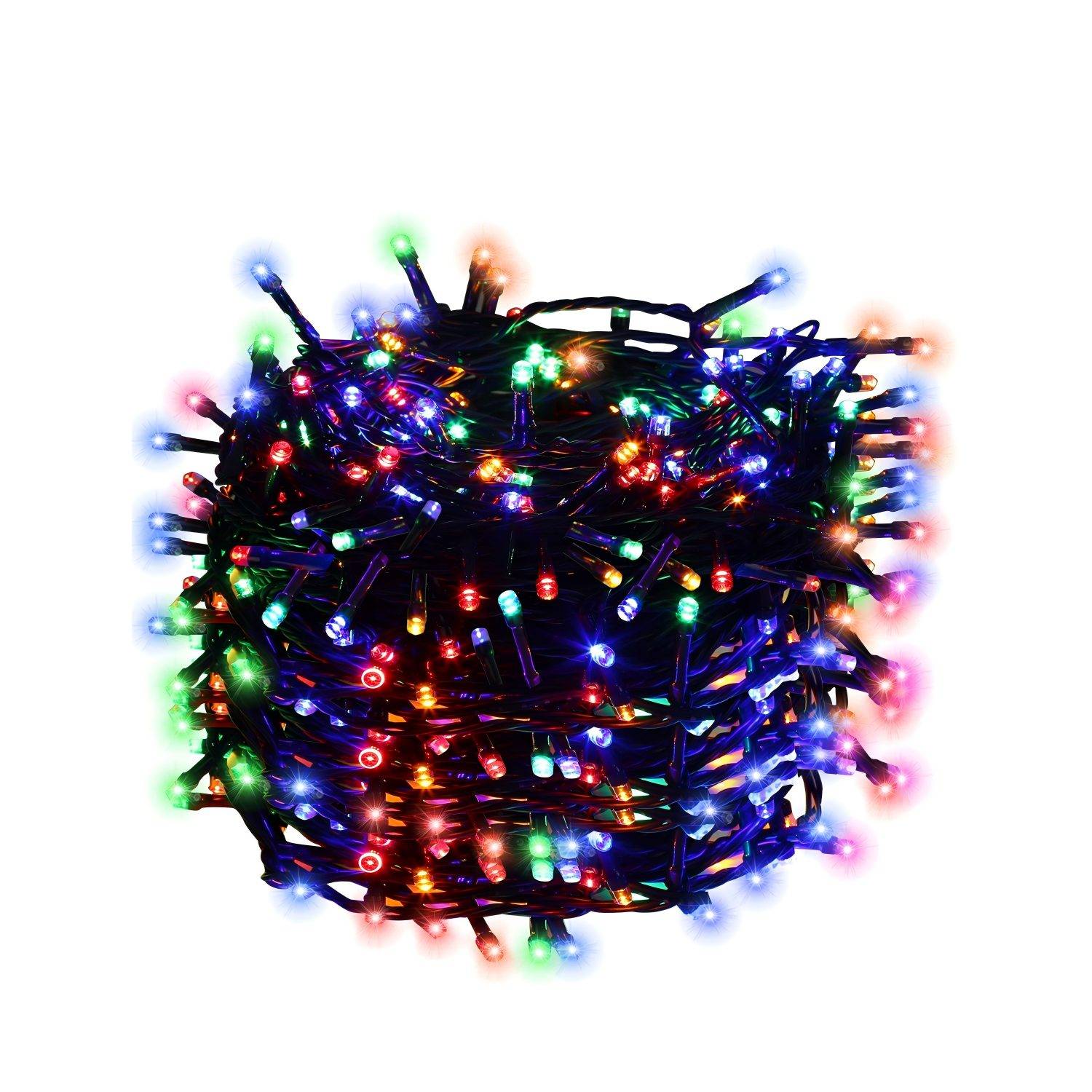 Ein verworrenes Bündel aus bunten Lichterketten, die auf weißem Hintergrund leuchten.