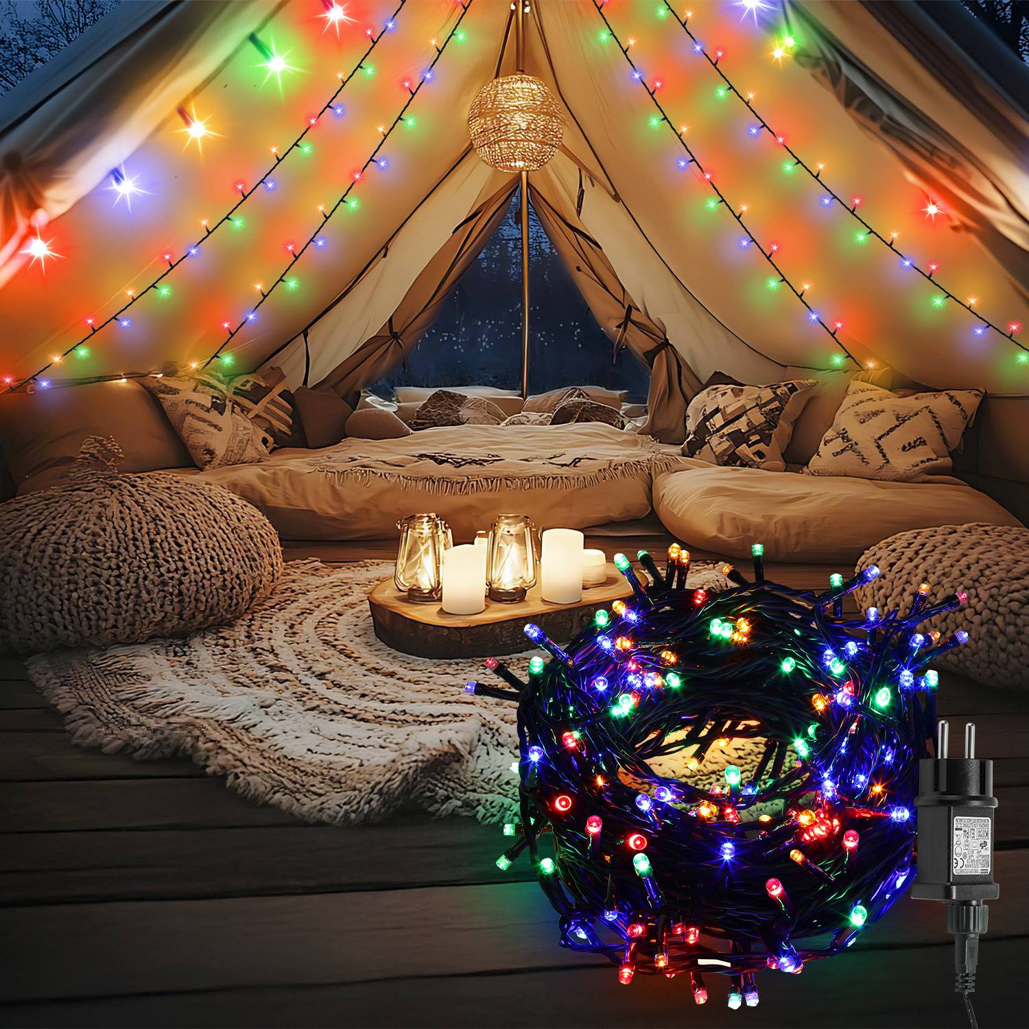 Gemütliche zeltähnliche Bettnische mit bunten Lichterketten beleuchtet, Bodenkissen, Kerzen und ein aufgerolltes Bündel mehrfarbiger LED-Feenlichter im Vordergrund.