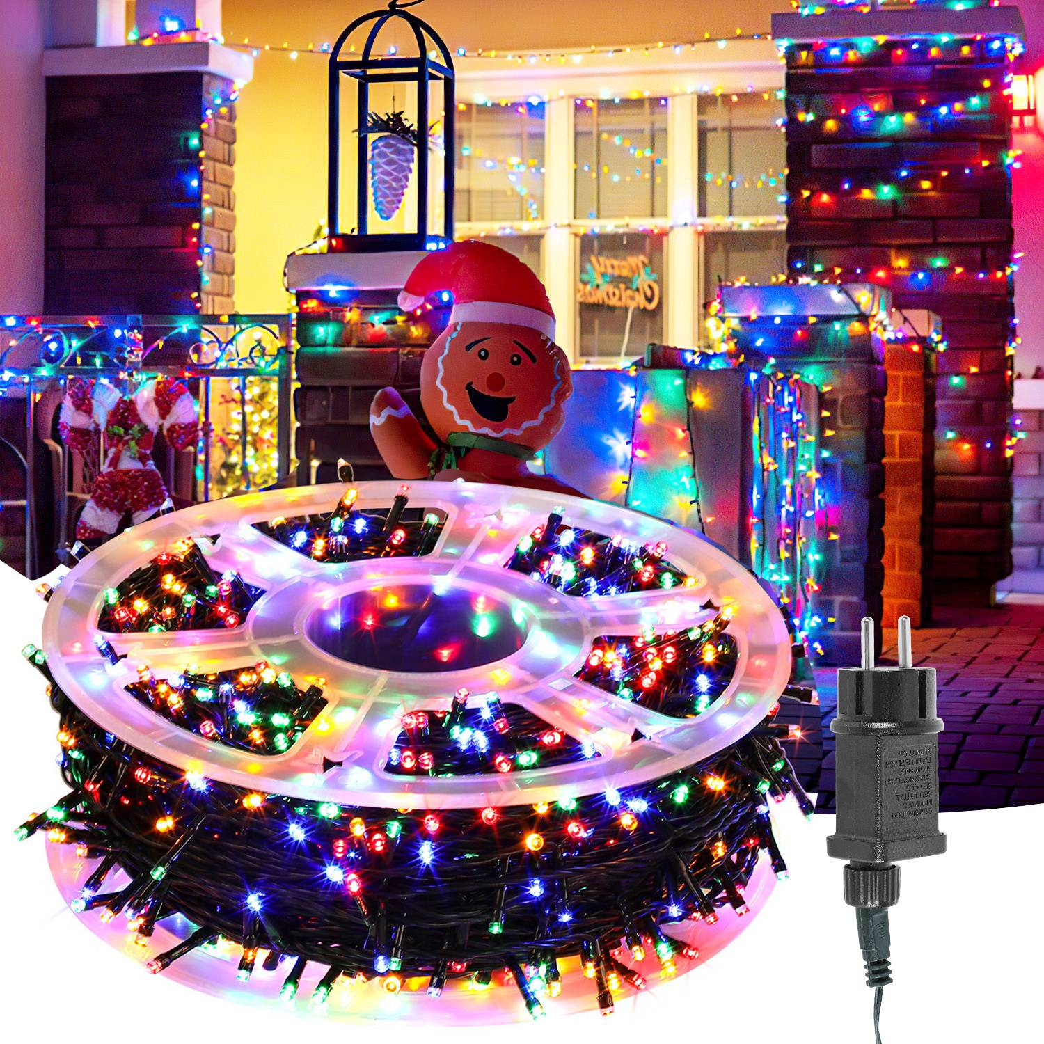 Aufgerollte Spule mit mehrfarbigen Lichterketten mit Stromadapter, gezeigt auf einer für Weihnachten dekorierten Veranda mit passenden Lichtern und einer Lebkuchenfigur.
