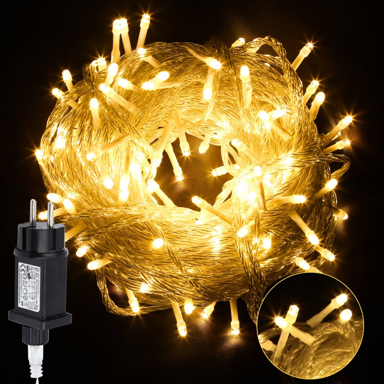 Aufgerollte warme weiße LED-Lichterketten mit schwarzem Stecker, gezeigt mit einer vergrößerten Nahaufnahme der leuchtenden Glühbirnen.