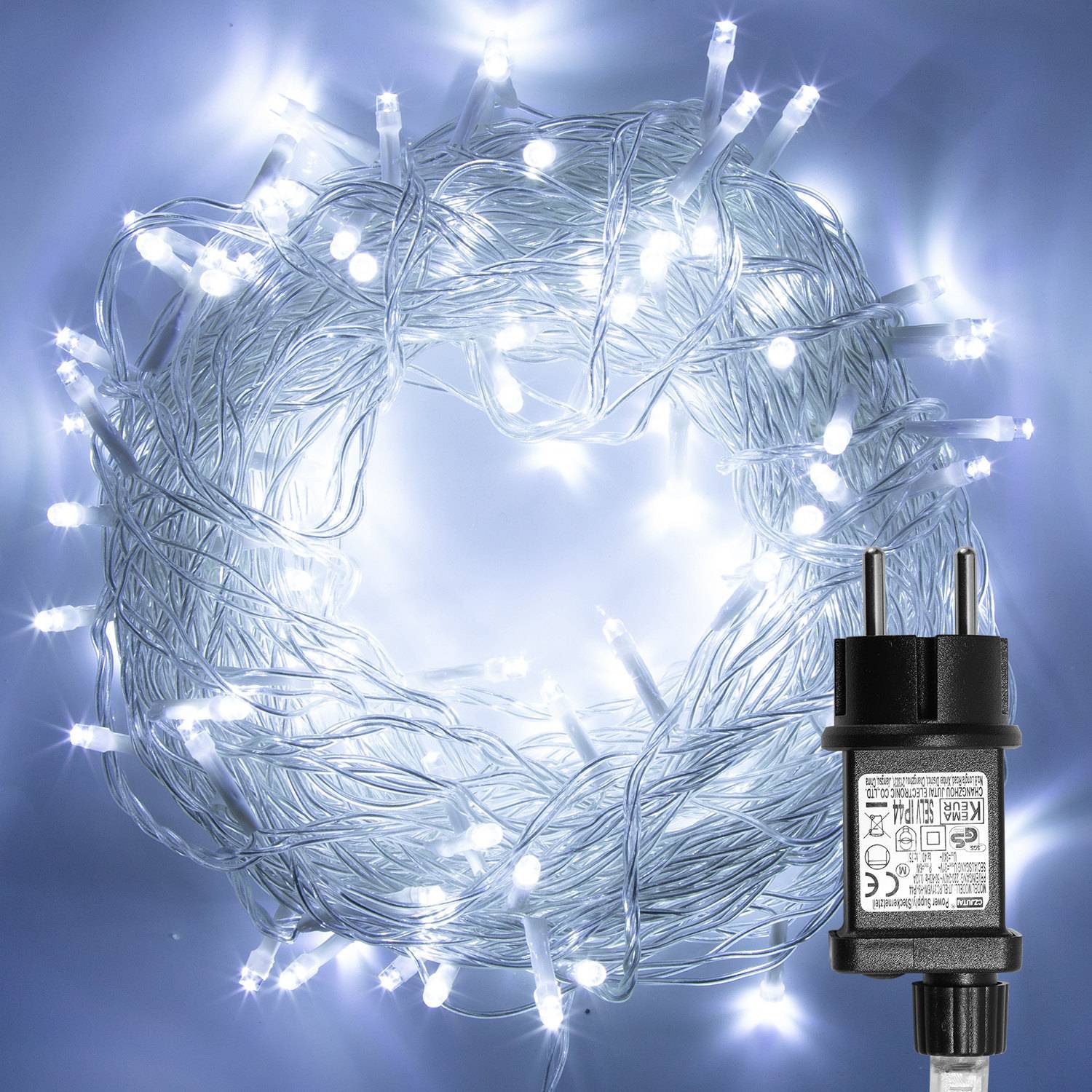 Aufgewickelte weiße LED-Lichterkette leuchtend, mit schwarzem zweipoligem Stecker auf der rechten Seite abgebildet.