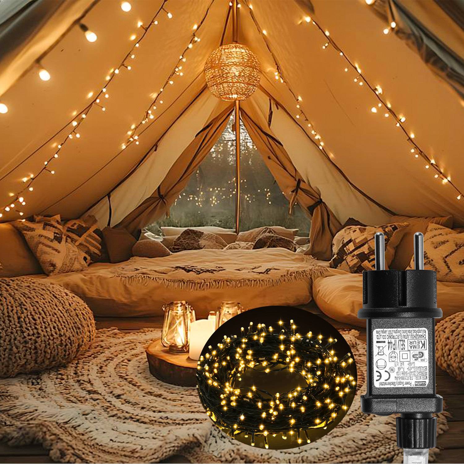 Gemütliches Schlafzimmerzelt mit Lichterketten beleuchtet, mit Decken und Kissen; Ausschnitt zeigt eine leuchtende Fee-Licht-Ringlampe und ihren Stecker-Stromadapter.
