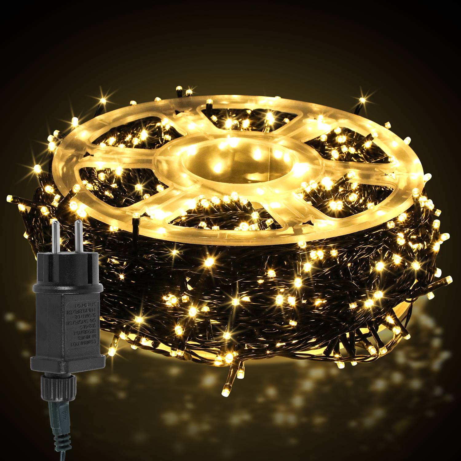 Aufgerollte Spule mit warmweißen LED-Lichterketten mit angeschlossenem Stromstecker auf dunklem Hintergrund.