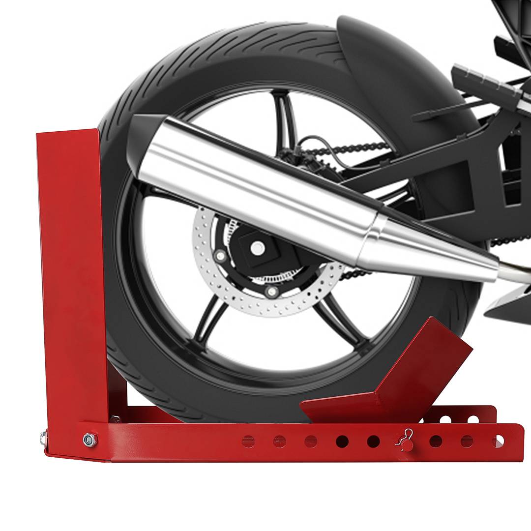 Hinterrad eines Motorrads in einem roten Radhalter gesichert, das Reifen, Kette, Bremsscheibe und Auspuff auf weißem Hintergrund zeigt.