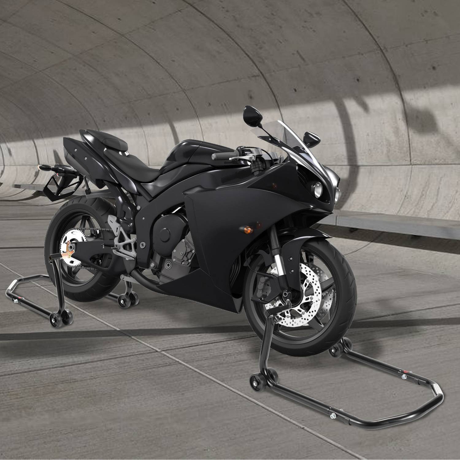 Schwarzes Sportmotorrad auf vorderen und hinteren Montageständern in einem Betongangtunnel