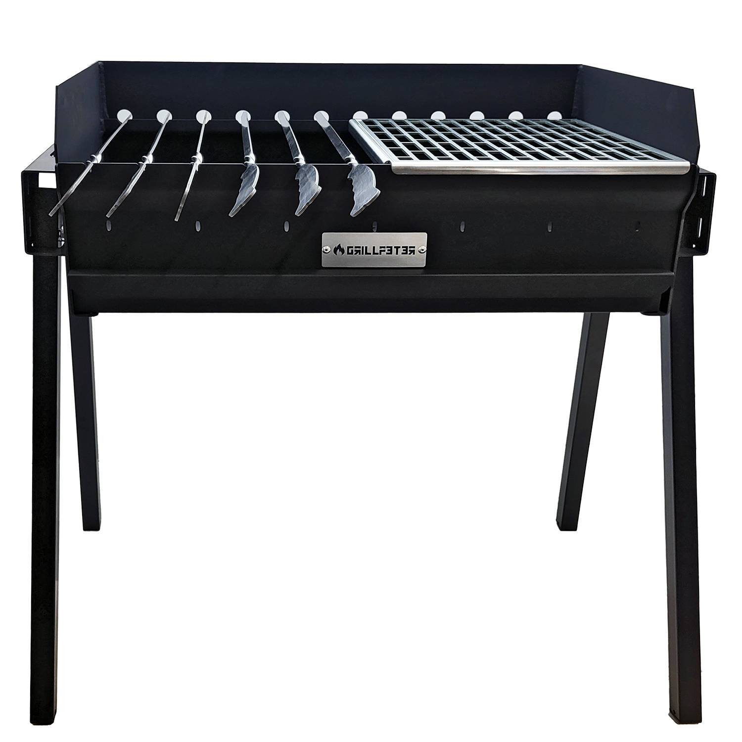 Schwarzer Metallgrill aus Holzkohle mit seitlichen Schlitzen zur Aufnahme von Spießen und einem Kochrost oben, stehend auf vier Beinen vor weißem Hintergrund.
