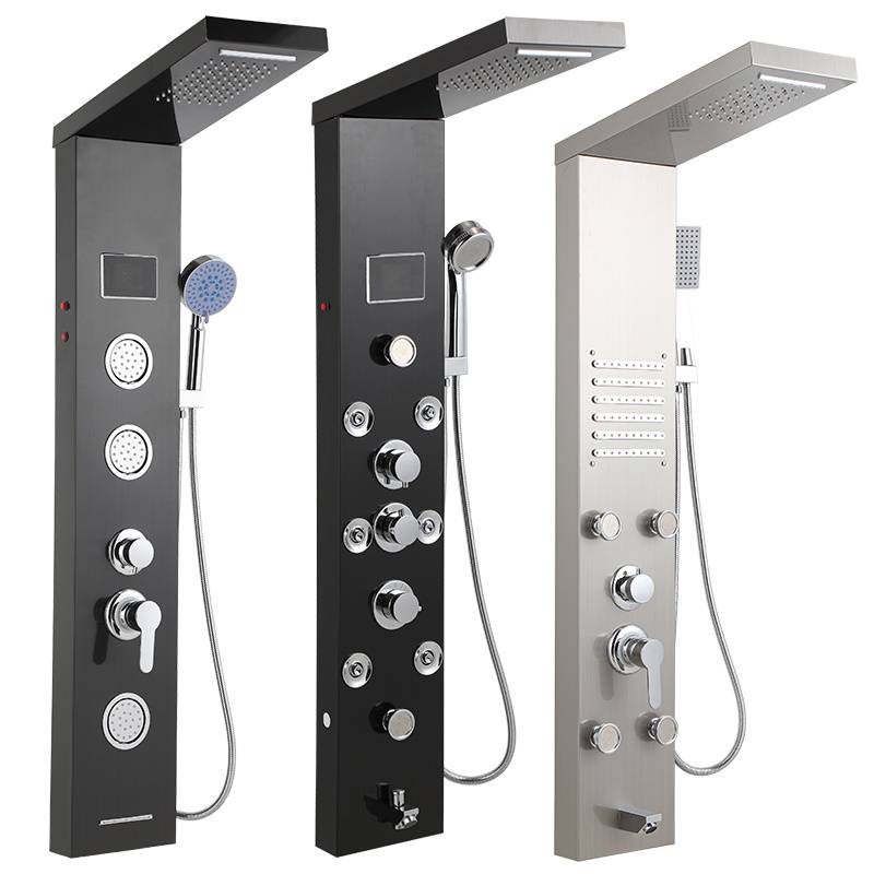 Drei moderne Duschelemente in Schwarz, Schwarz mit zusätzlichen Düsen und Silber, jeweils mit Kopfbrause, Handbrause und Bedienungsknöpfen.