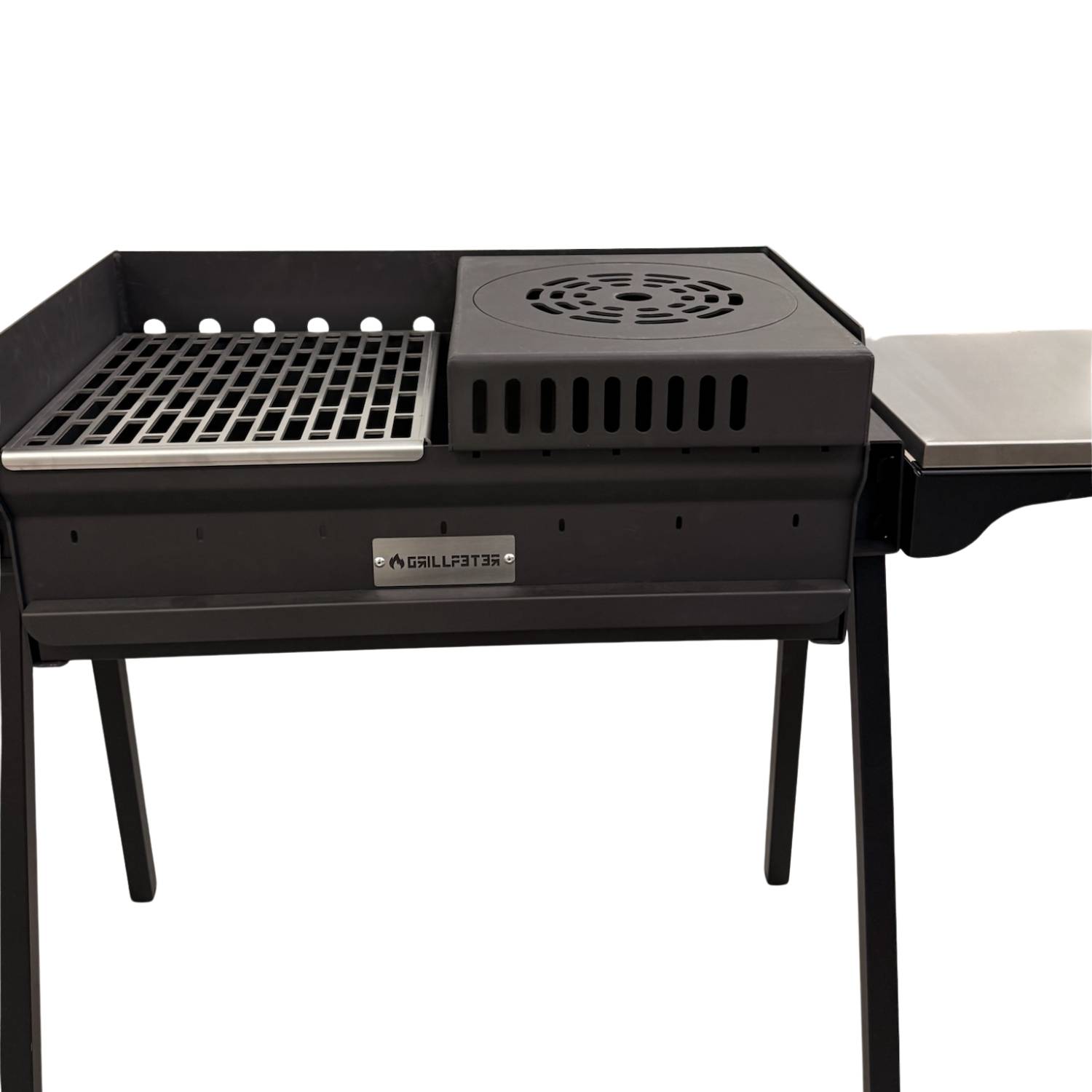 Schwarzer Holzkohlegrill mit seitlicher Feuerbox, Kochrost und metallener Arbeitsfläche auf Beinen vor weißem Hintergrund.