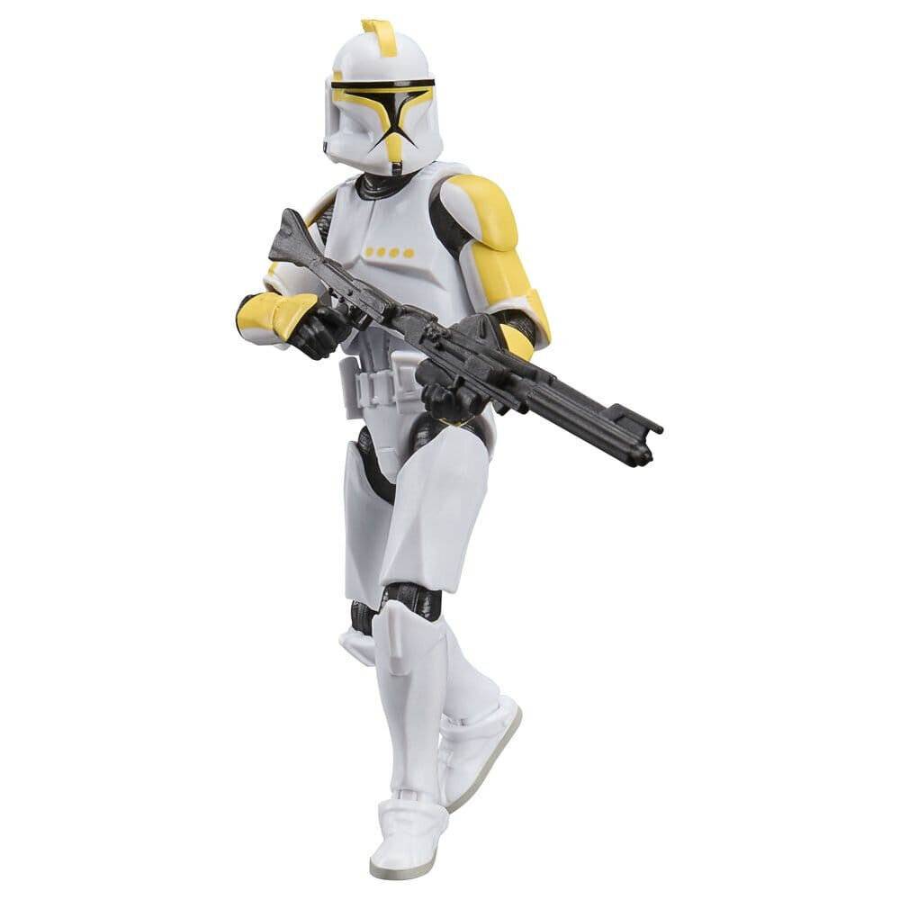 Weiß-gelbe gepanzerte Klonsoldat-Actionfigur mit schwarzem Gewehr in der Hand, in einer Gehpose auf weißem Hintergrund.