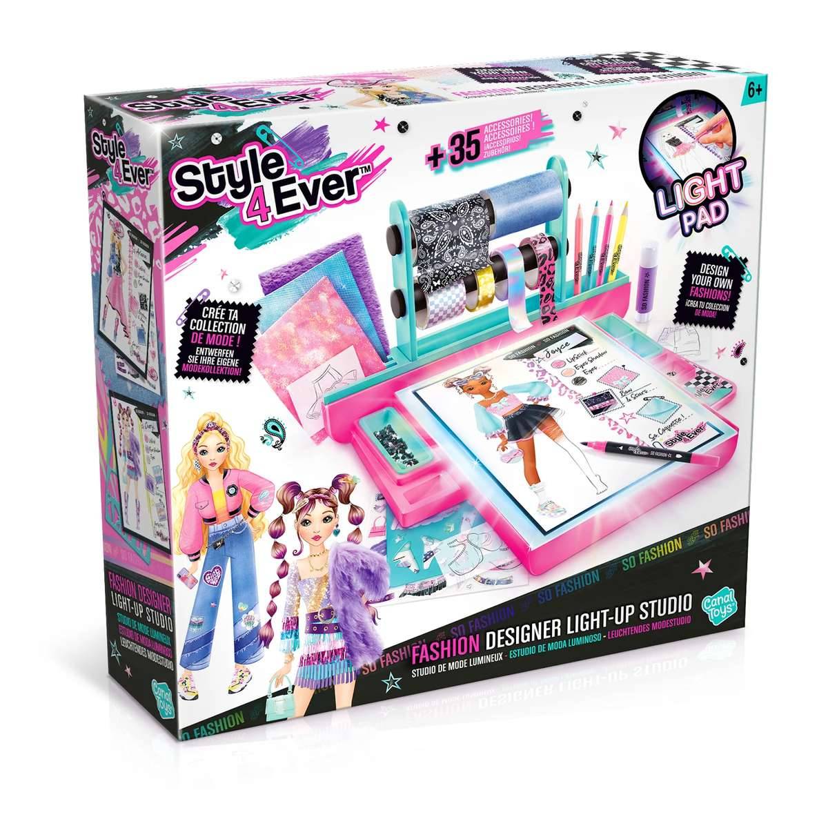 Style 4 Ever Modedesigner Leucht-Pad-Set mit Nachzeichnungsplatte, Schablonen, Stiften, Stoffen und Puppen auf der Schachtelverpakung.