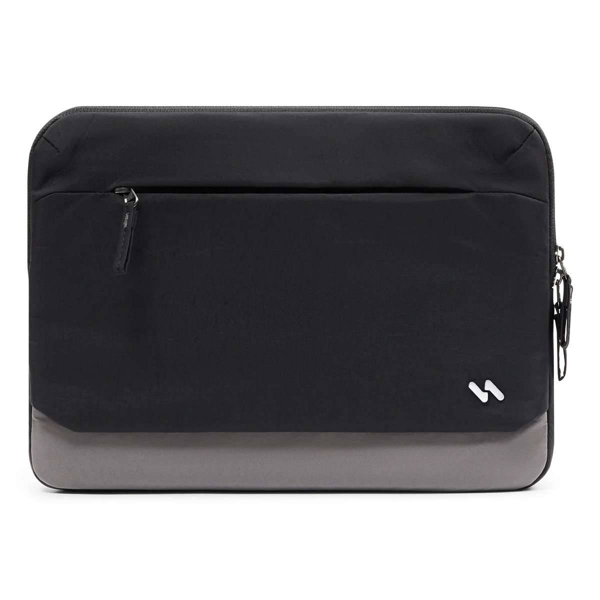 Schwarze Laptop-Tasche oder Aktentasche mit vorderer Reißverschlusstasche, Seitengriff und kleinem weißem Logo unten rechts.