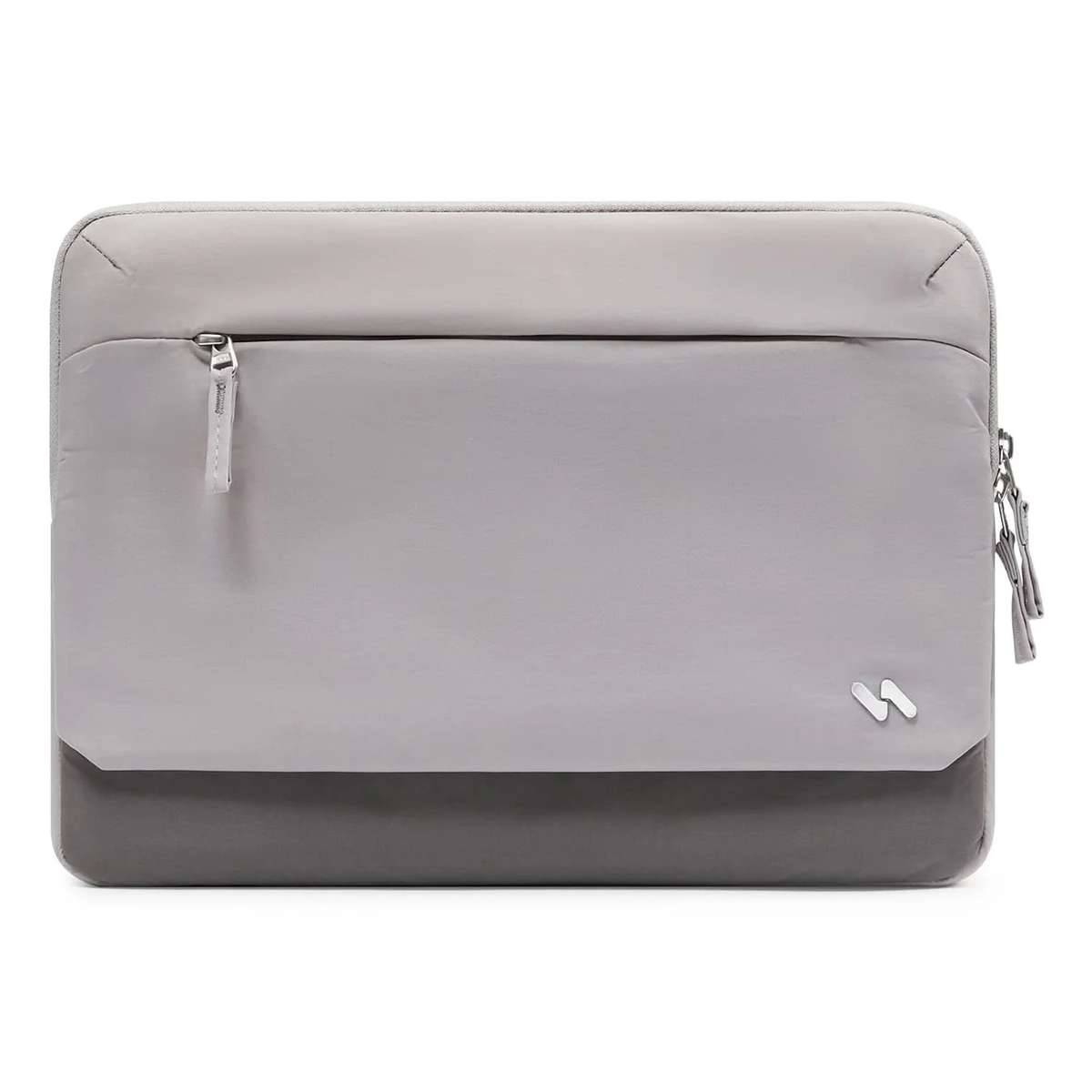 Graue Laptop-Schutztasche mit vorderer Reißverschlusstasche und seitlichem Reißverschluss auf weißem Hintergrund