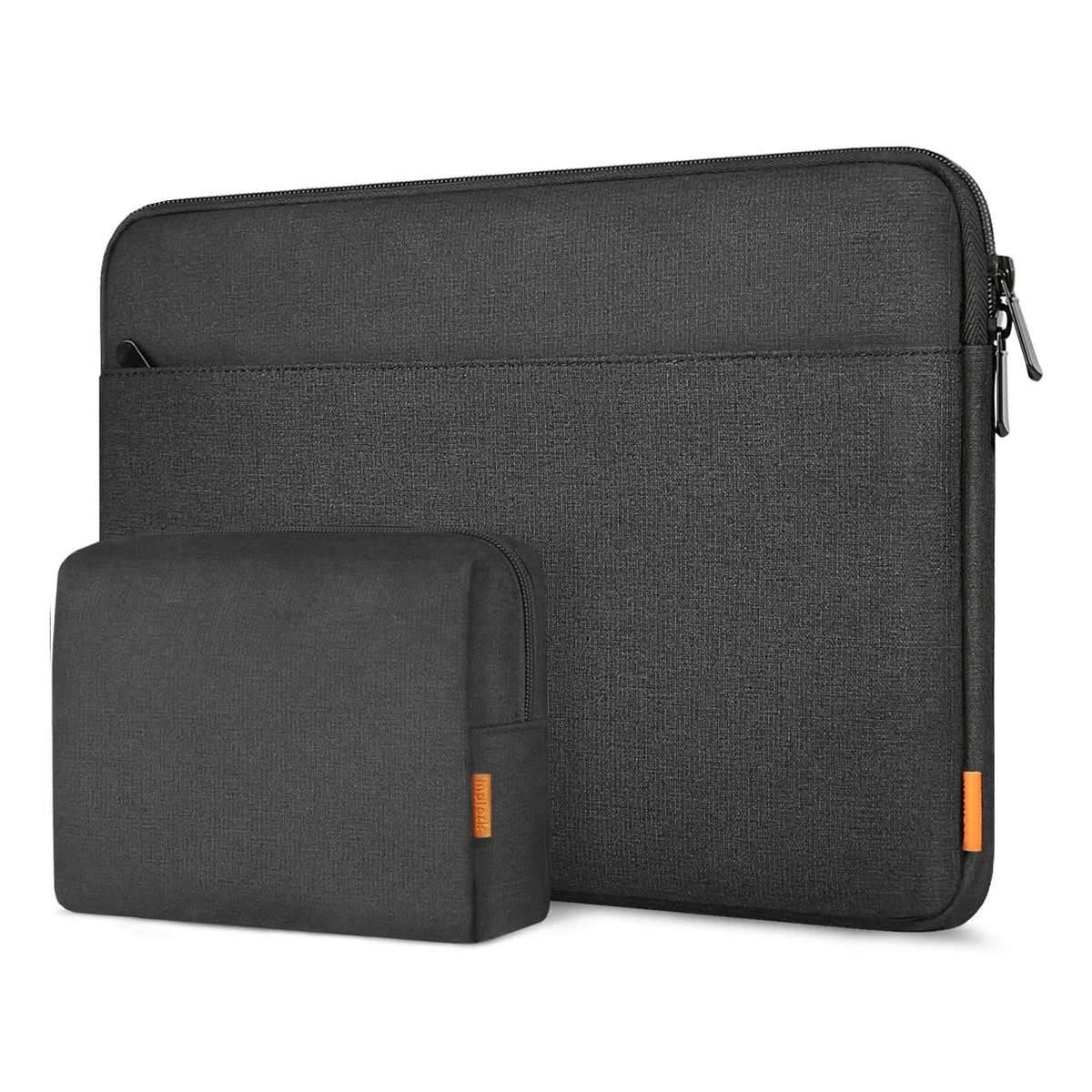 Dunkelgraue Laptop-Tasche mit Reißverschluss und Vordertasche, dargestellt mit einem kleineren passenden Zubehörbeutel davor.