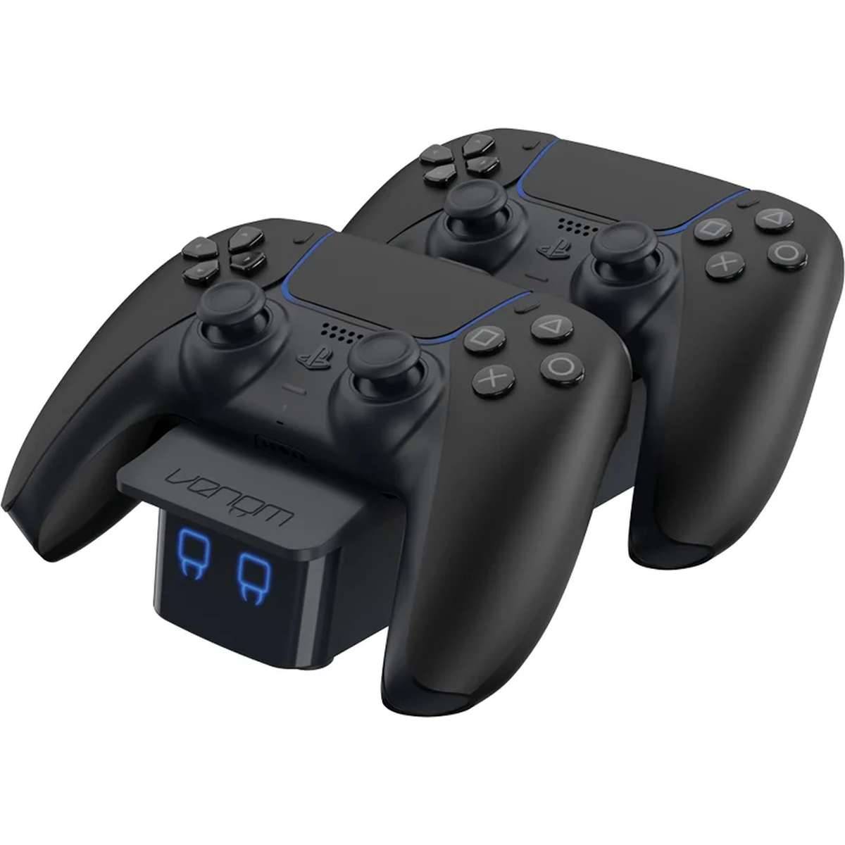 Zwei schwarze PlayStation-ähnliche Controller, die auf einer Ladestation angebracht sind, mit blau beleuchteten Indikatoren, gezeigt vor weißem Hintergrund.