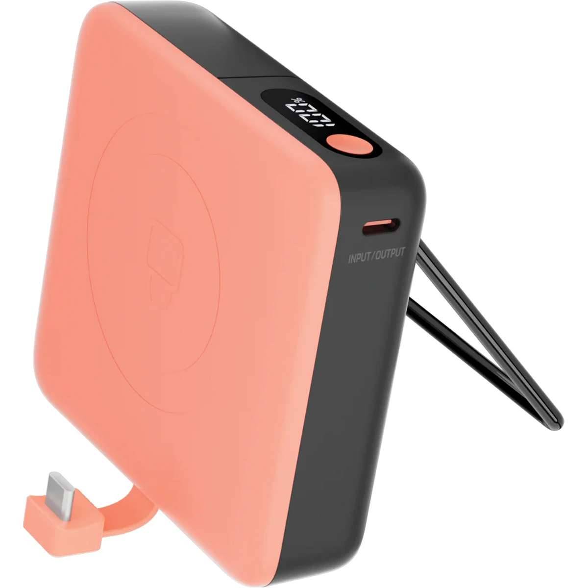 Schlanke tragbare Powerbank in Korallen- und Schwarztönen mit integriertem faltbarem Ständer und USB-C-Ein-/Ausgangsport, im Winkel auf weißem Hintergrund dargestellt.