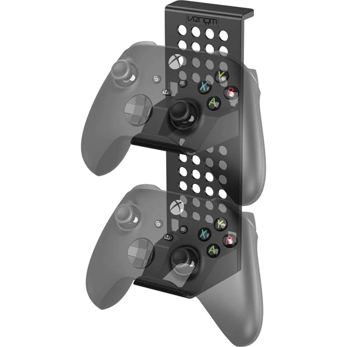 Zwei Xbox-Controller auf einem vertikalen schwarzen Wandregal mit perforierter Halterung montiert, die eine Aufbewahrungs-/Ladestation für Spielcontroller zeigt.