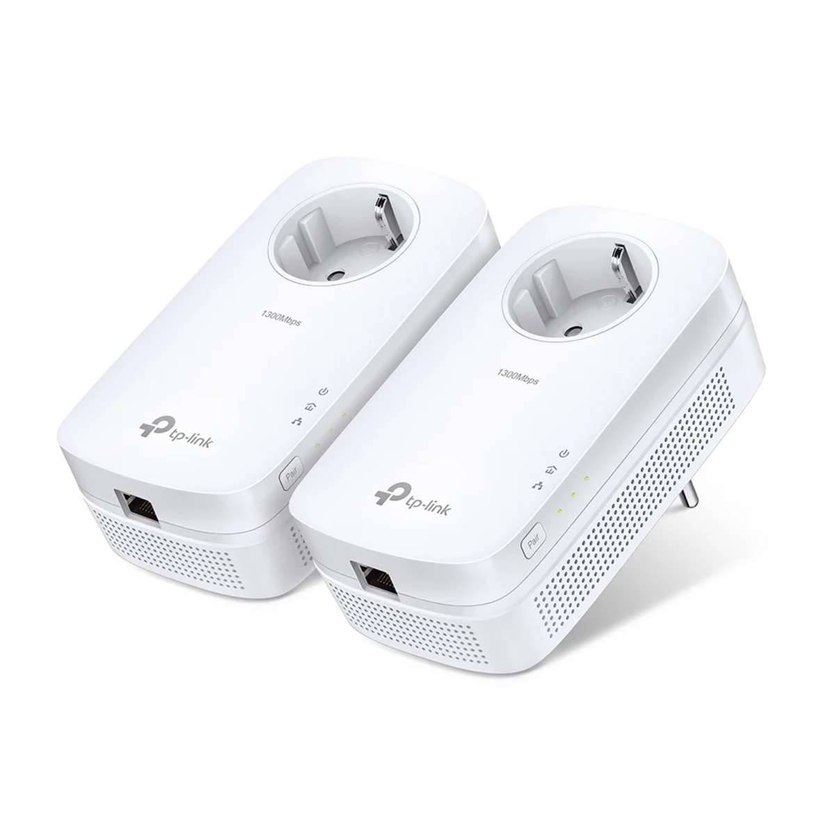 Zwei weiße TP-Link-Powerline-WLAN-Adapter mit Durchgangs-Steckdosen und Statusleuchten, nebeneinander auf weißem Hintergrund dargestellt.