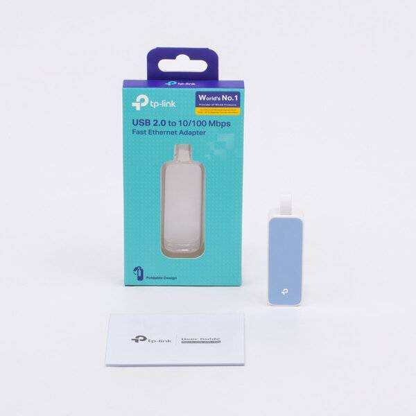 TP-Link USB 2.0 zu 10/100 Mbps Fast-Ethernet-Adapter, gezeigt mit seiner Verpackung und einem Schnellstartblatt.