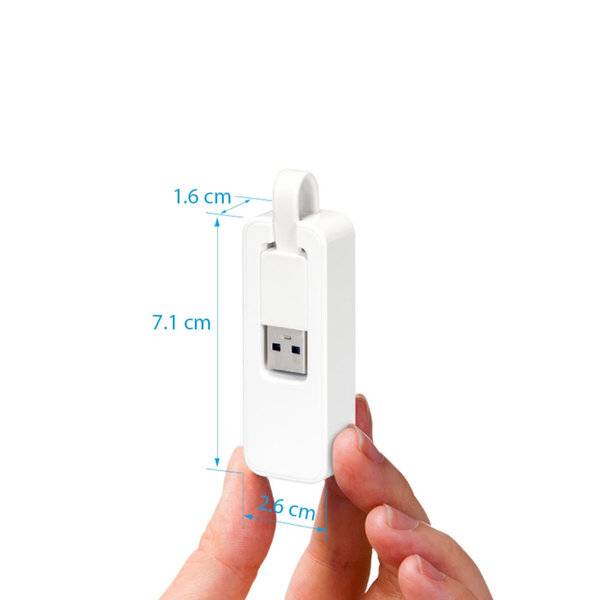 Weißes USB-Speicherlaufwerk mit Riemen in einer Hand gezeigt, mit Abmessungen von 7,1 cm Höhe, 2,6 cm Breite und 1,6 cm Tiefe gekennzeichnet.
