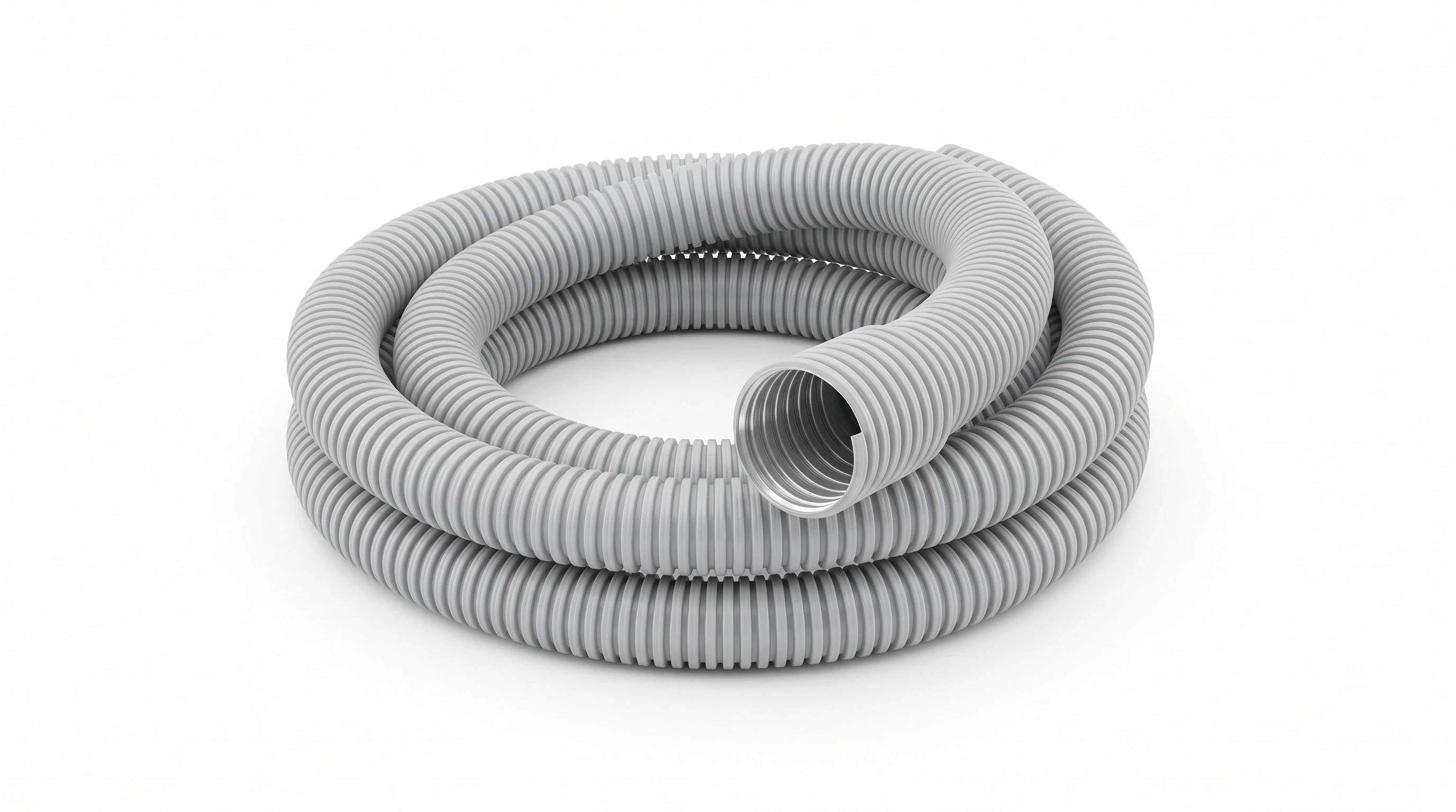 Aufgerollter grauer wellflexibler Schlauch oder Rohrleitung auf weißem Hintergrund, mit einem offenen Ende nach vorne ausgerichtet.