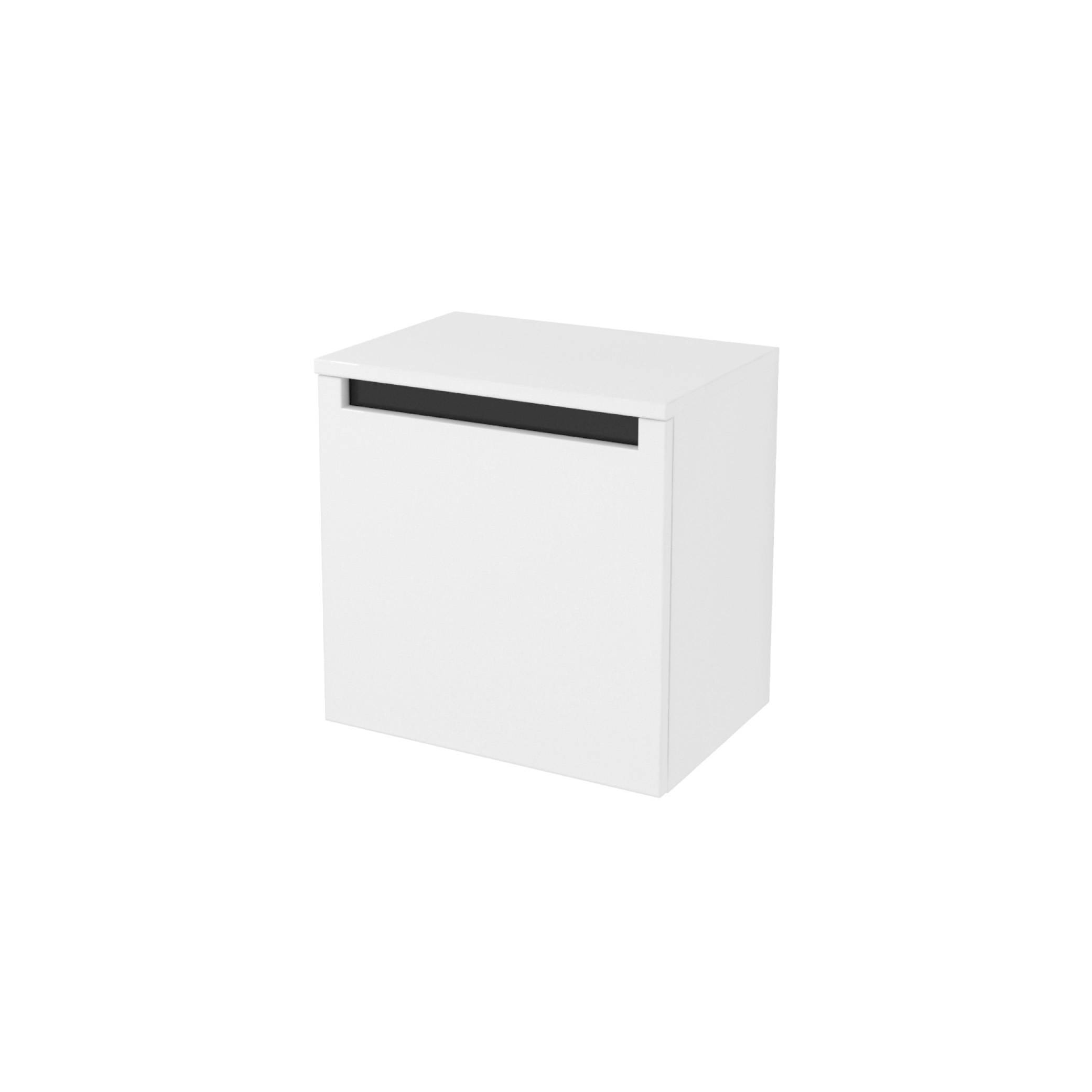 Weiß nach vorne öffnender Schrank oder Gerät mit schwarzem horizontalem Griff auf einfachem weißem Hintergrund.
