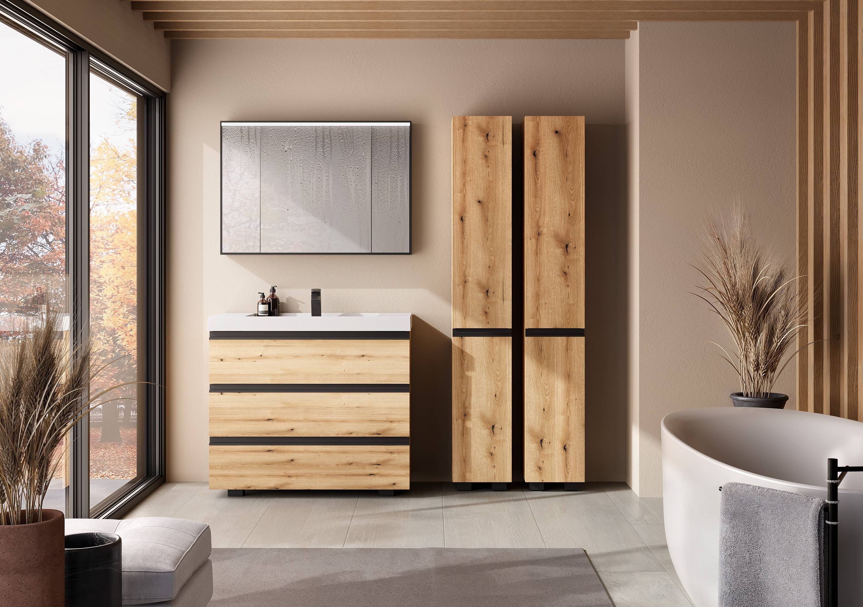 Modernes Badezimmer mit Holzwaschbecken und hohem passendem Schrank neben einem Spiegel, Blick vom hellen Badewannenbereich neben einem großen Fenster.