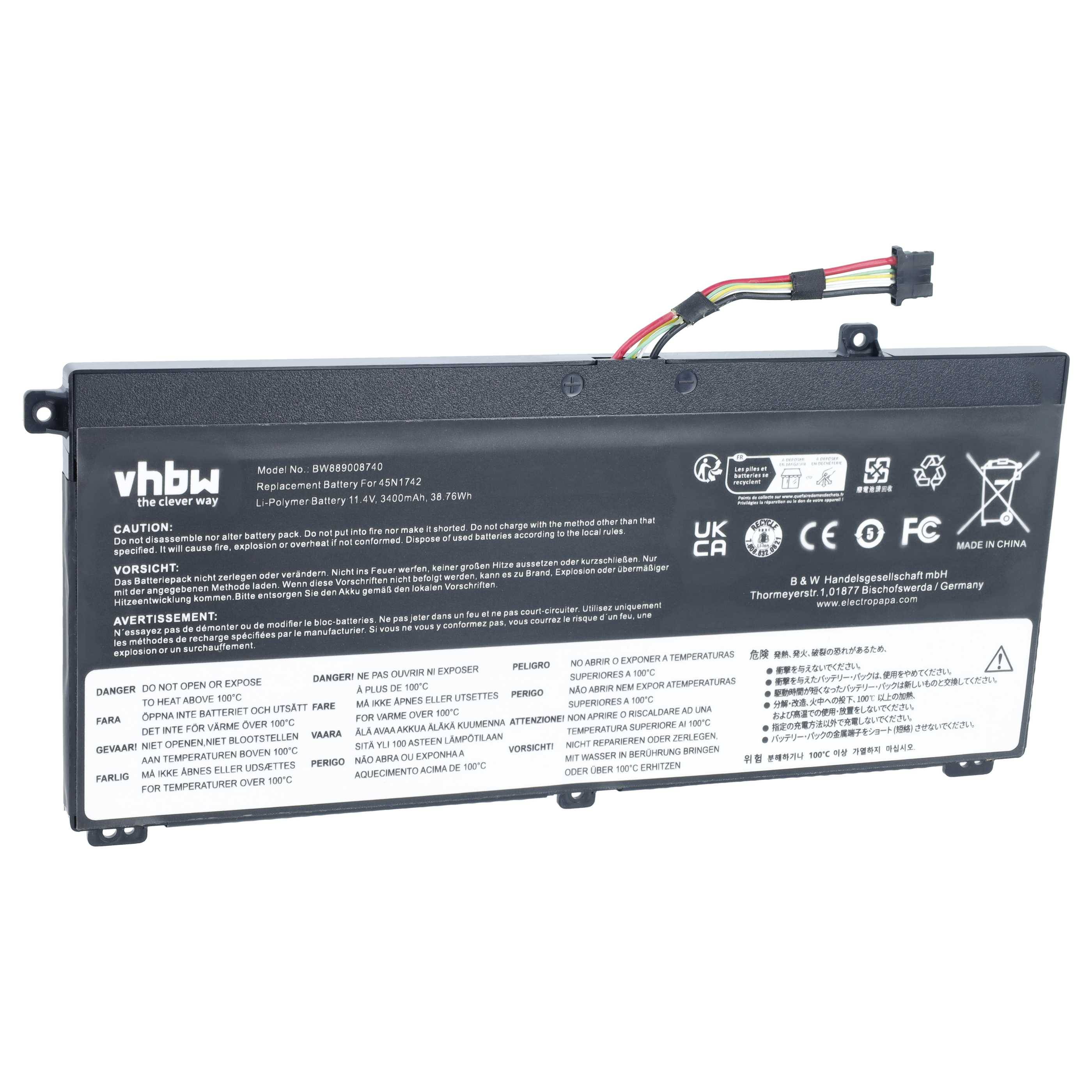 Schwarze Vhbw wiederaufladbare Laptop-Batterie mit angebrachtem Stromstecker und Sicherheitsetiketten, gezeigt auf weißem Hintergrund.