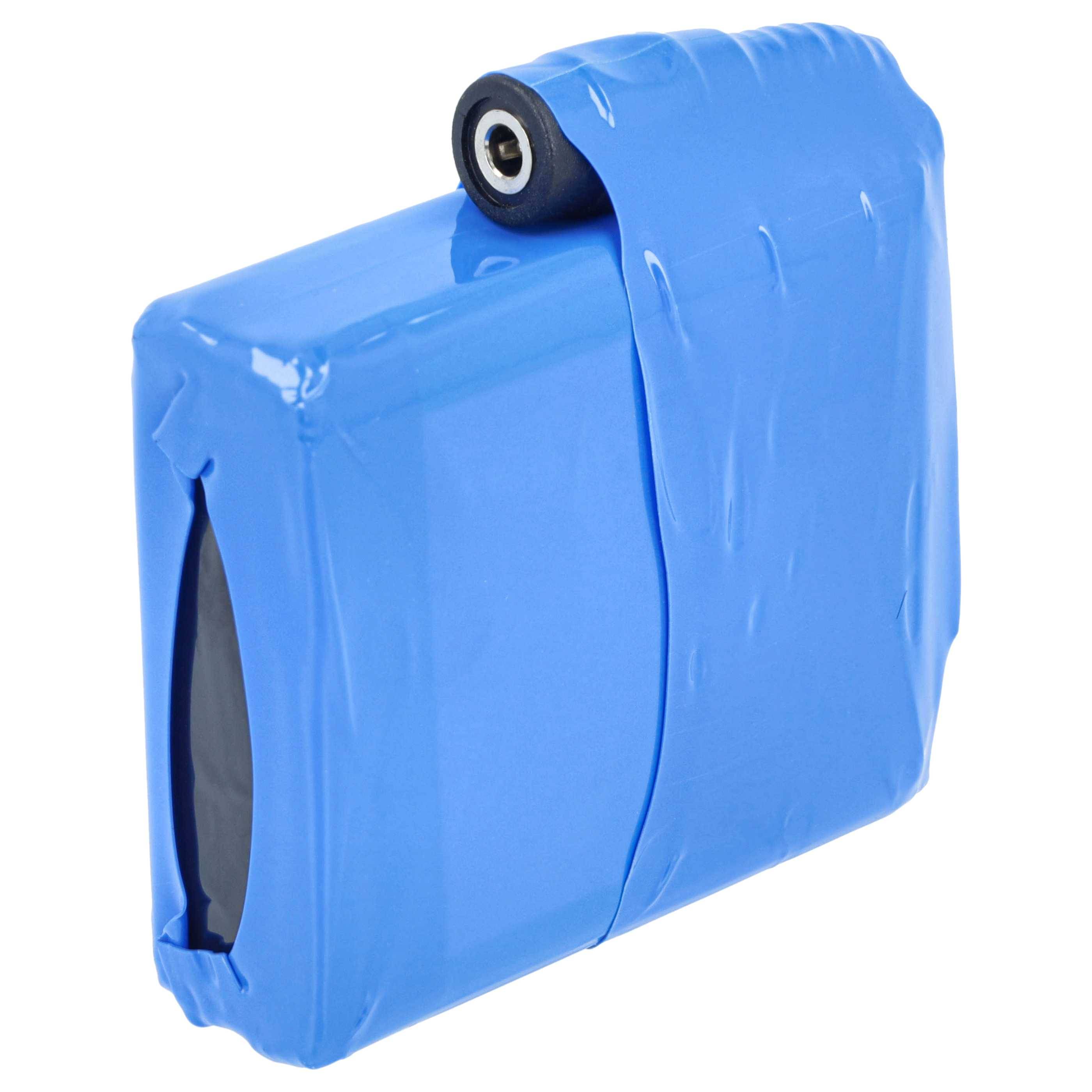 Blauer rechteckiger Batteriepack mit einem oben angebrachten schwarzen Stecker und verklebtem Gehäuse auf weißem Hintergrund.