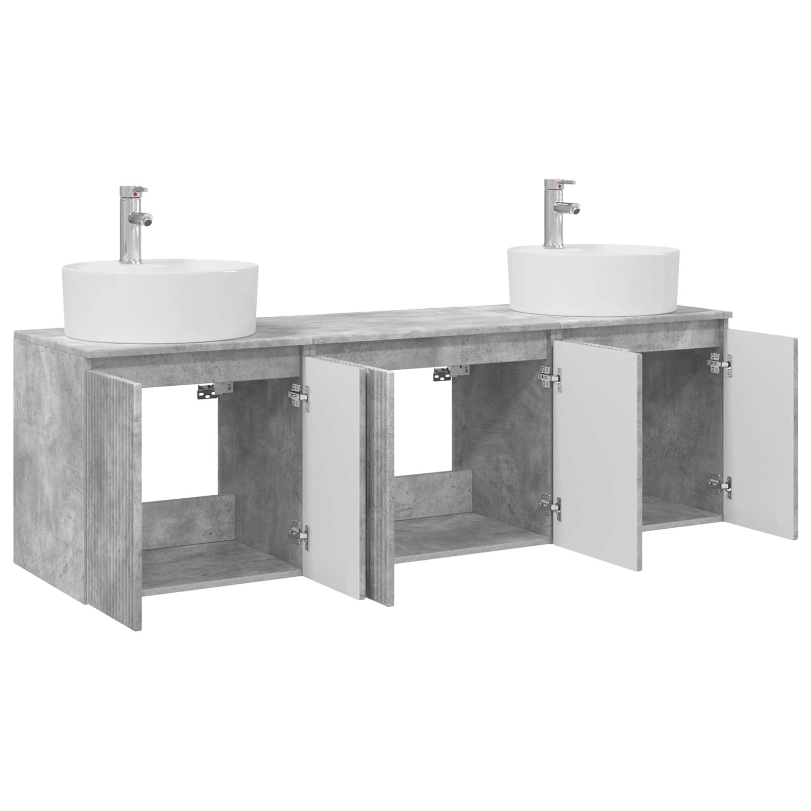 Doppelwaschbecken-Waschtisch mit zwei weißen runden Waschbecken und Wasserhähnen auf einem grauem Holzschrank, mit offenen Ablagefächern und drei Schranktüren.