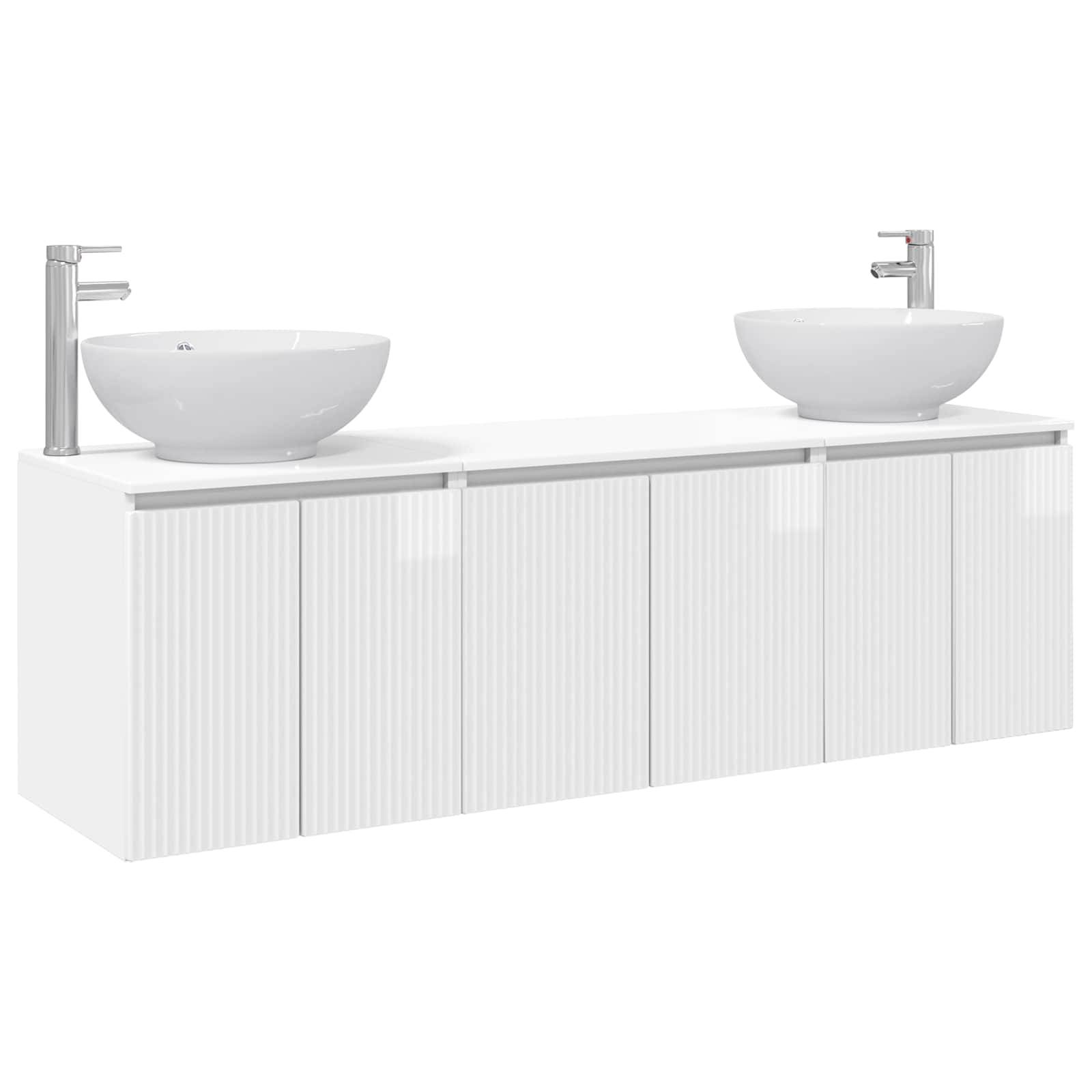 Modernes weißes Badezimmerwaschtisch mit zwei Aufsatzwaschtischen und Chromarmaturen auf einem gerippten Schrankunterbau.